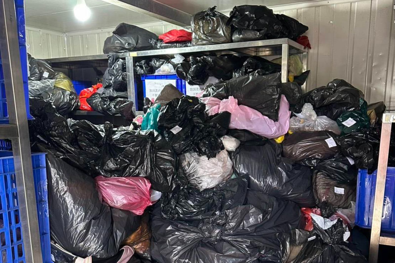 台北市動物之家近日爆出動物大體堆疊爭議。（圖／翻攝自陳宥丞臉書）