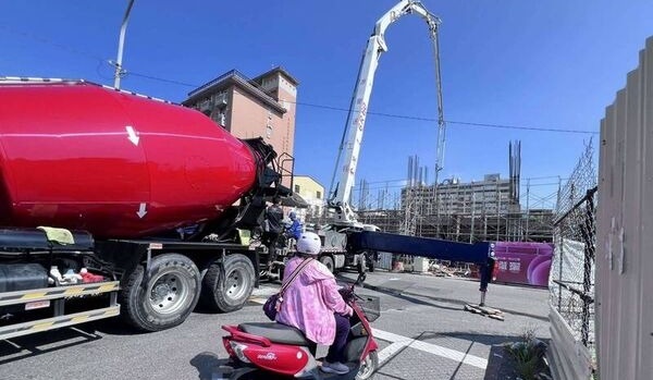 彰化縣昨（7日）下午發生嚴重違停事件。（翻攝畫面）