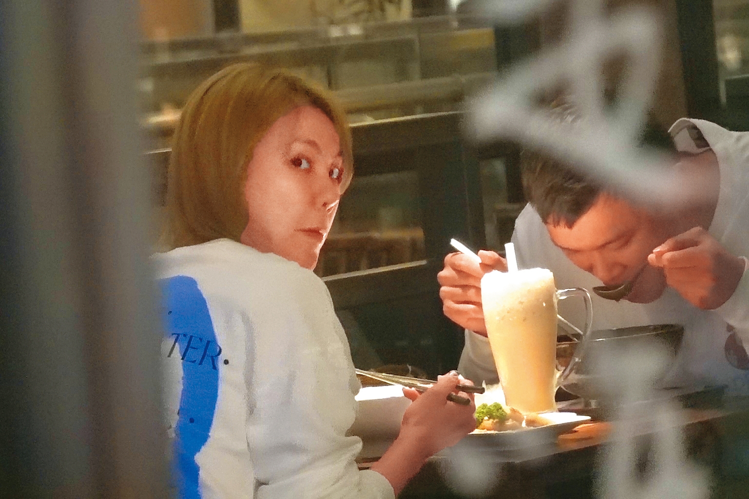 本刊2023年直擊劉雨柔（左）和胡凱翔（右）約會，戀情正式曝光，但當時男方和前女友仍藕斷絲連。