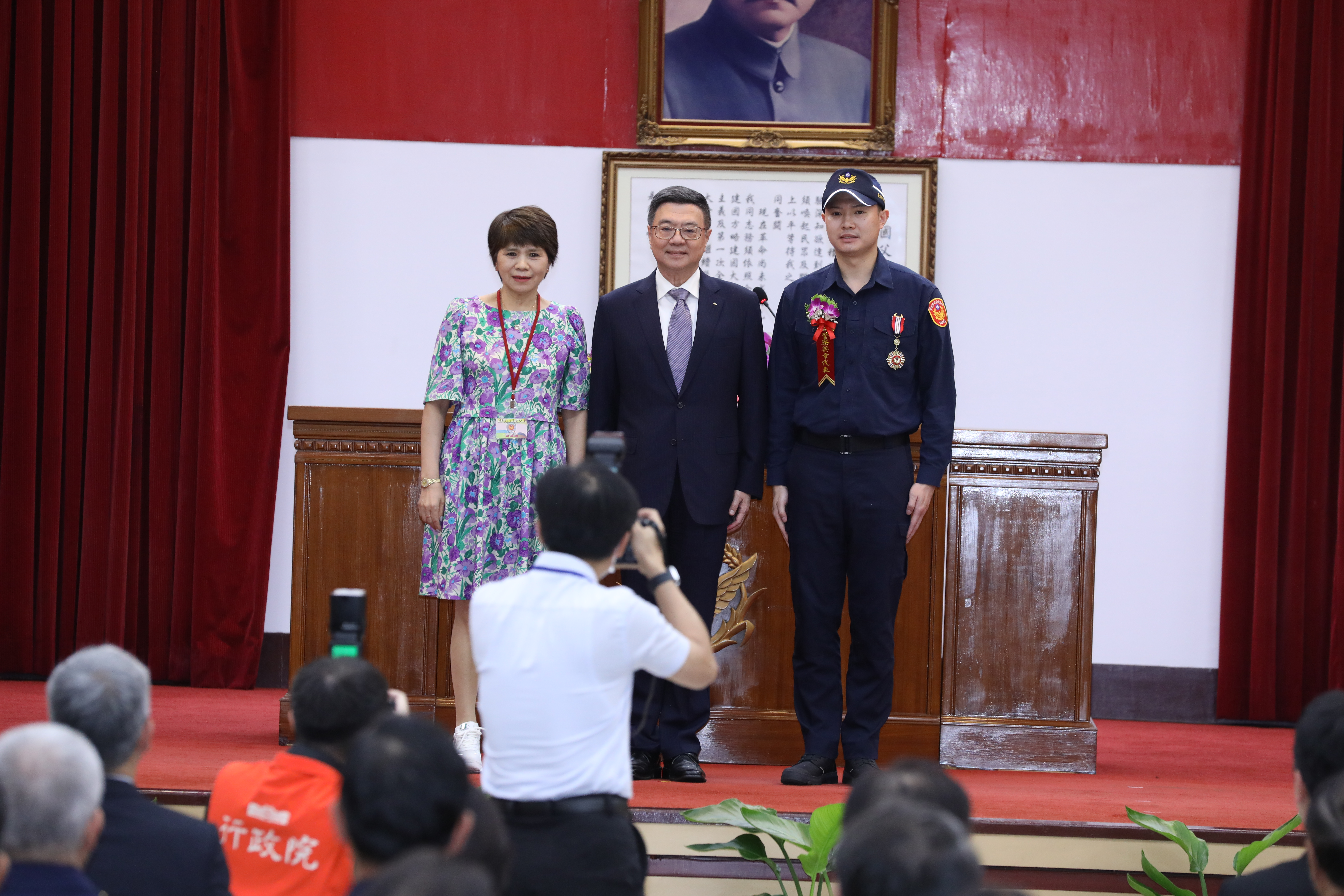 總統賴清德與全國模範警察合影留念。
