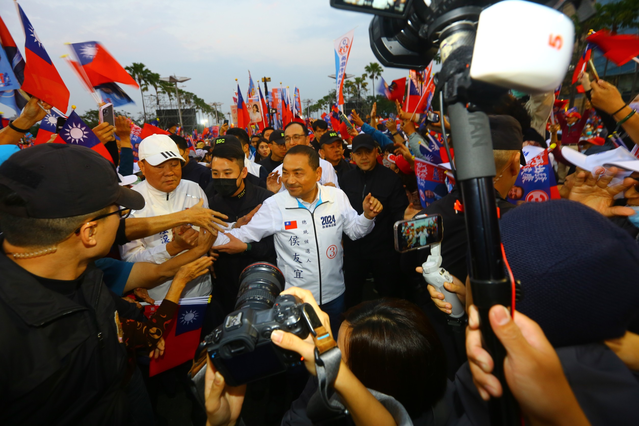 侯友宜（圖）在高雄造勢活動登場，12萬人到場力挺。