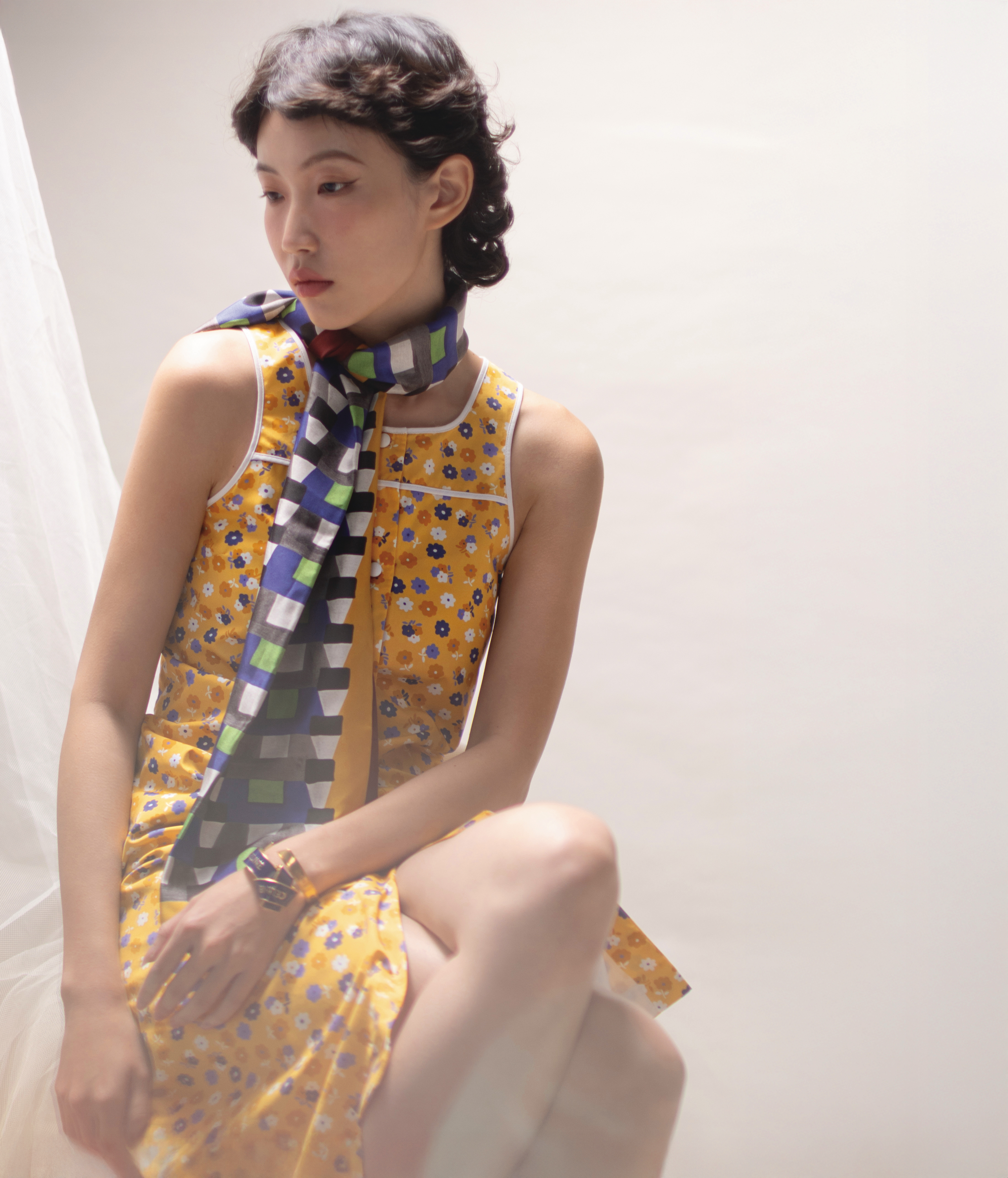 花卉裝飾洋裝 價格店洽 by MIU MIU；印花絲巾 價格店洽 by MIU MIU；（上）Celine Ribbon手鐲 NT$24,500 by CELINE；（下）Celine Ribbon結飾手鐲 NT$39,500 by CELINE
