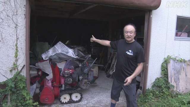 案發當天，他準備開車外出，打開車庫鐵門時，與藏身其中的熊四目相對。（翻攝自NHK）