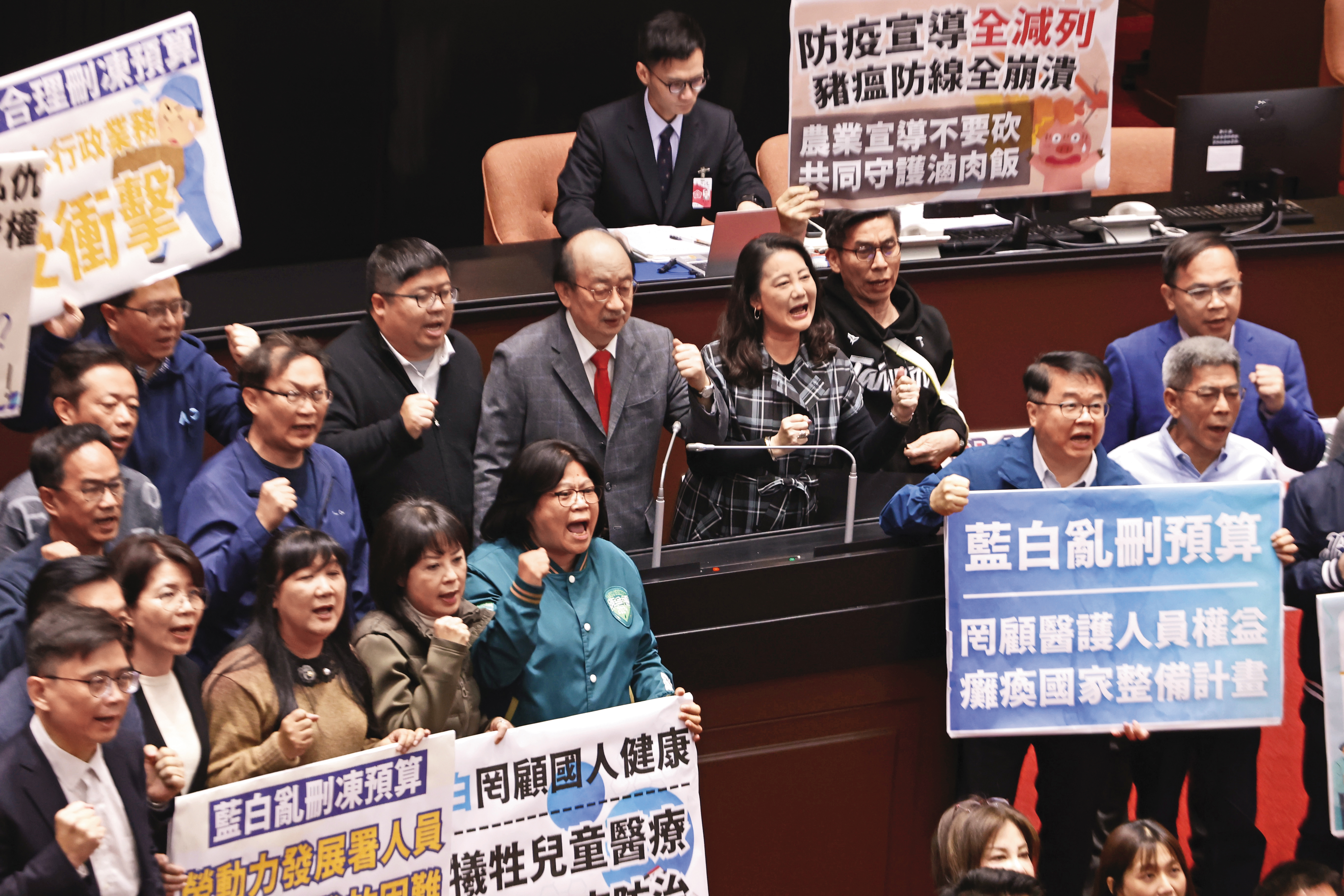 民進黨團多位幹部齊辭職,陣型如何調整,備受關注。