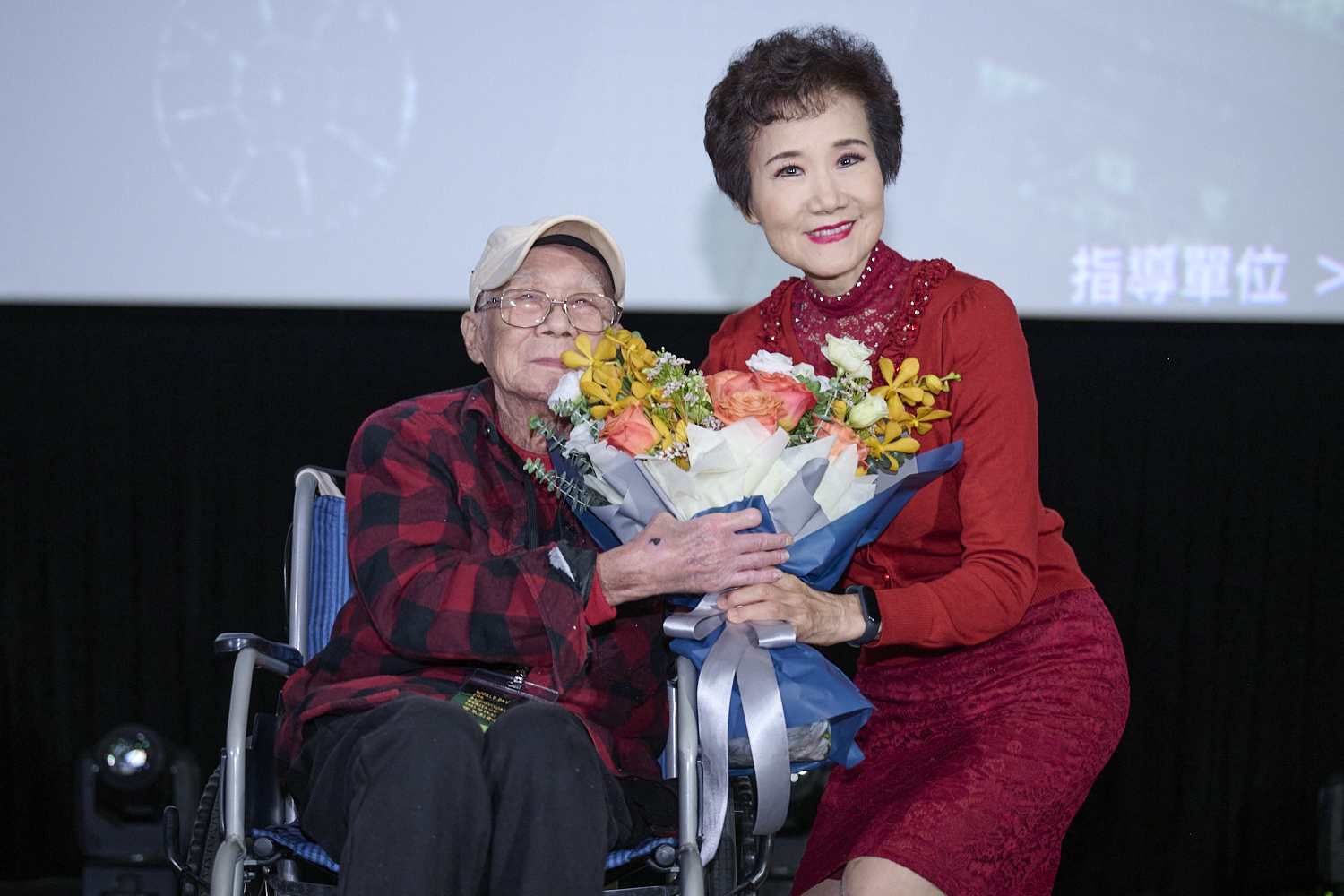 經典電視劇《星星知我心》主角吳靜嫻（右）上台為林福地（圖左）導演獻花。 （影視聽中心提供）