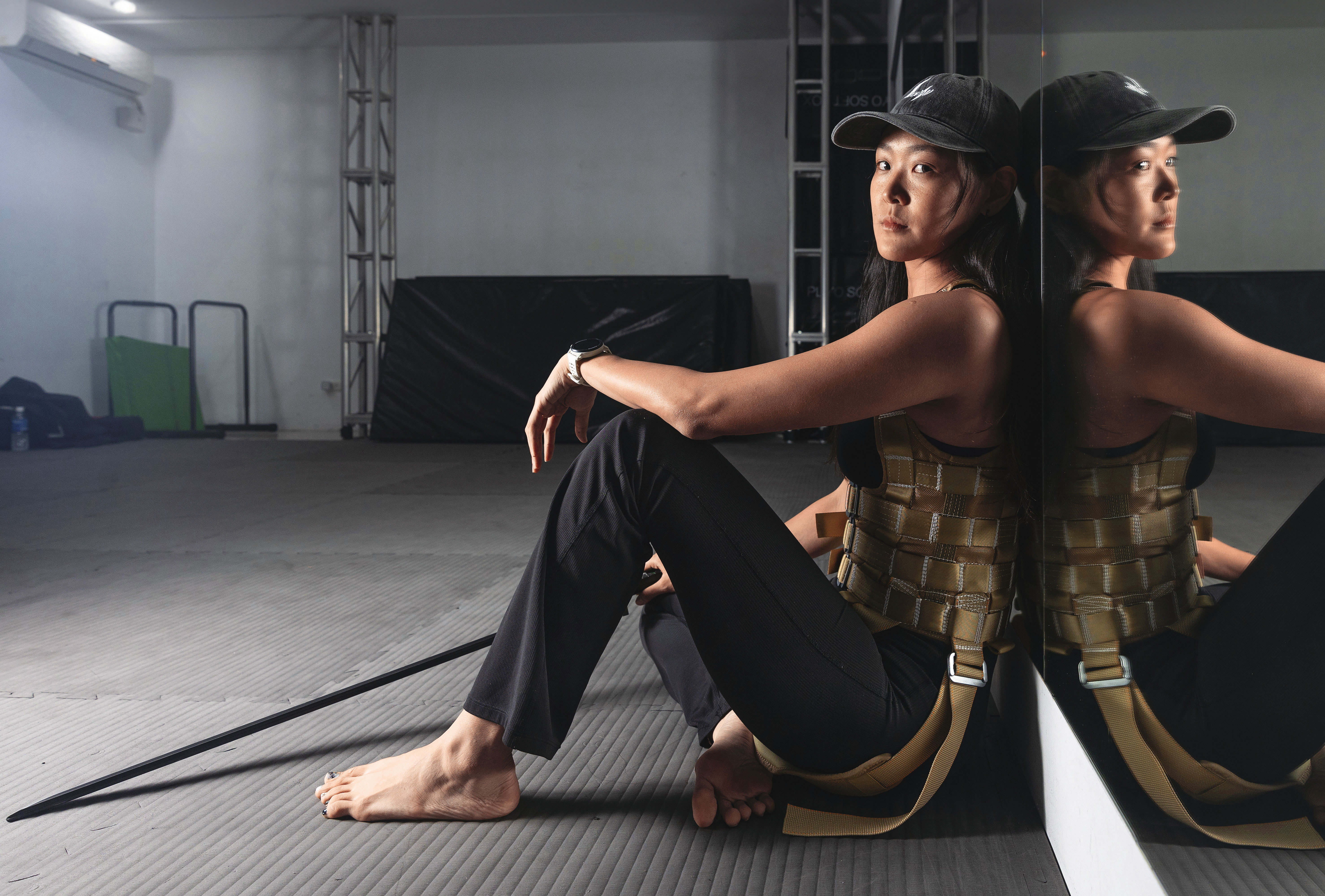 雖然台灣較少英雄劇需要吊鋼絲呈現飛天技能，林小嬋還是常常穿著威亞衣認真練習動作等待機會。