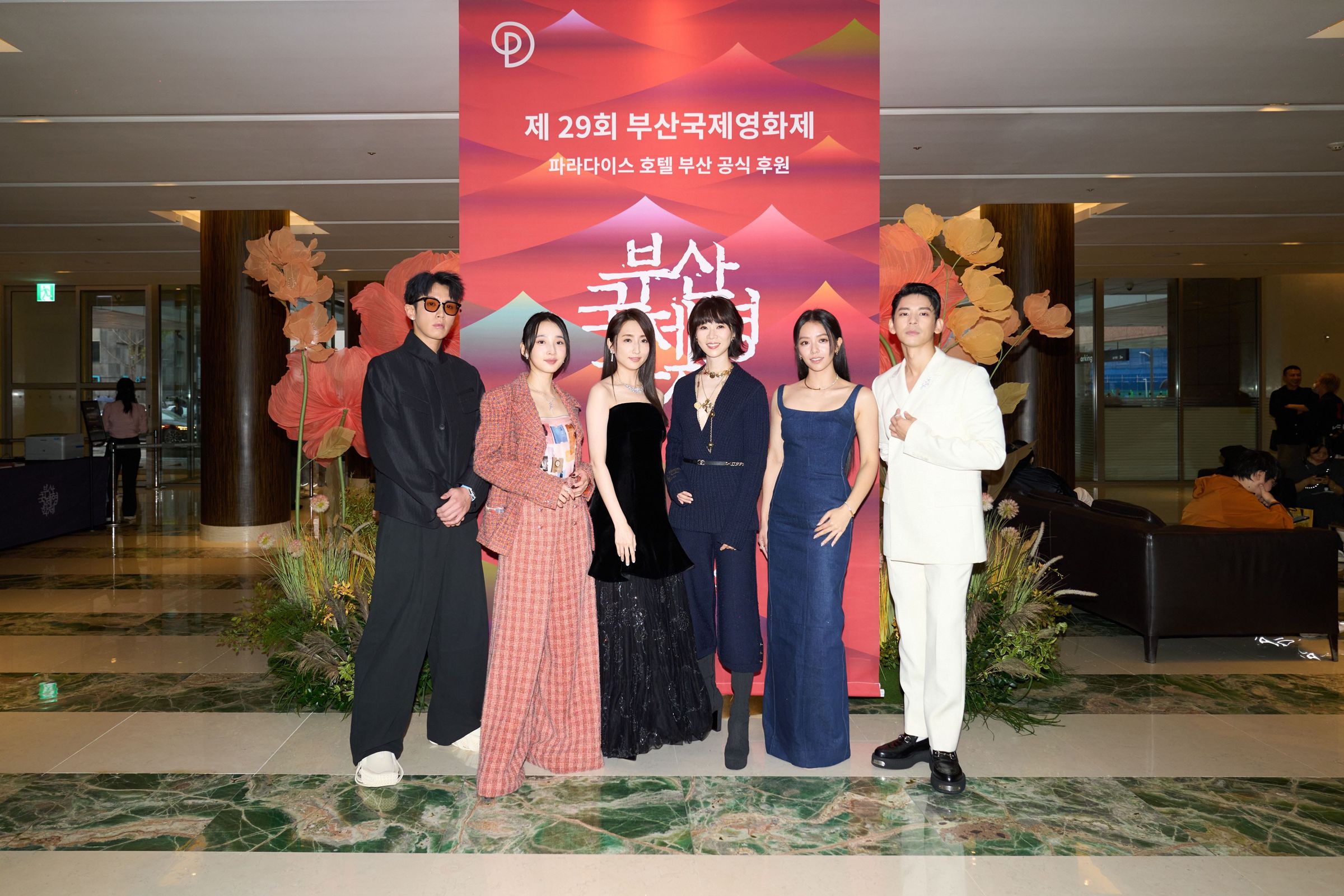 柯佳嬿身穿GIORGIO ARMANI全黑禮服與台灣演員合影（左起：柯震東、李沐、柯佳嬿、謝盈萱、宋芸樺、林柏宏）。（經紀公司提供）