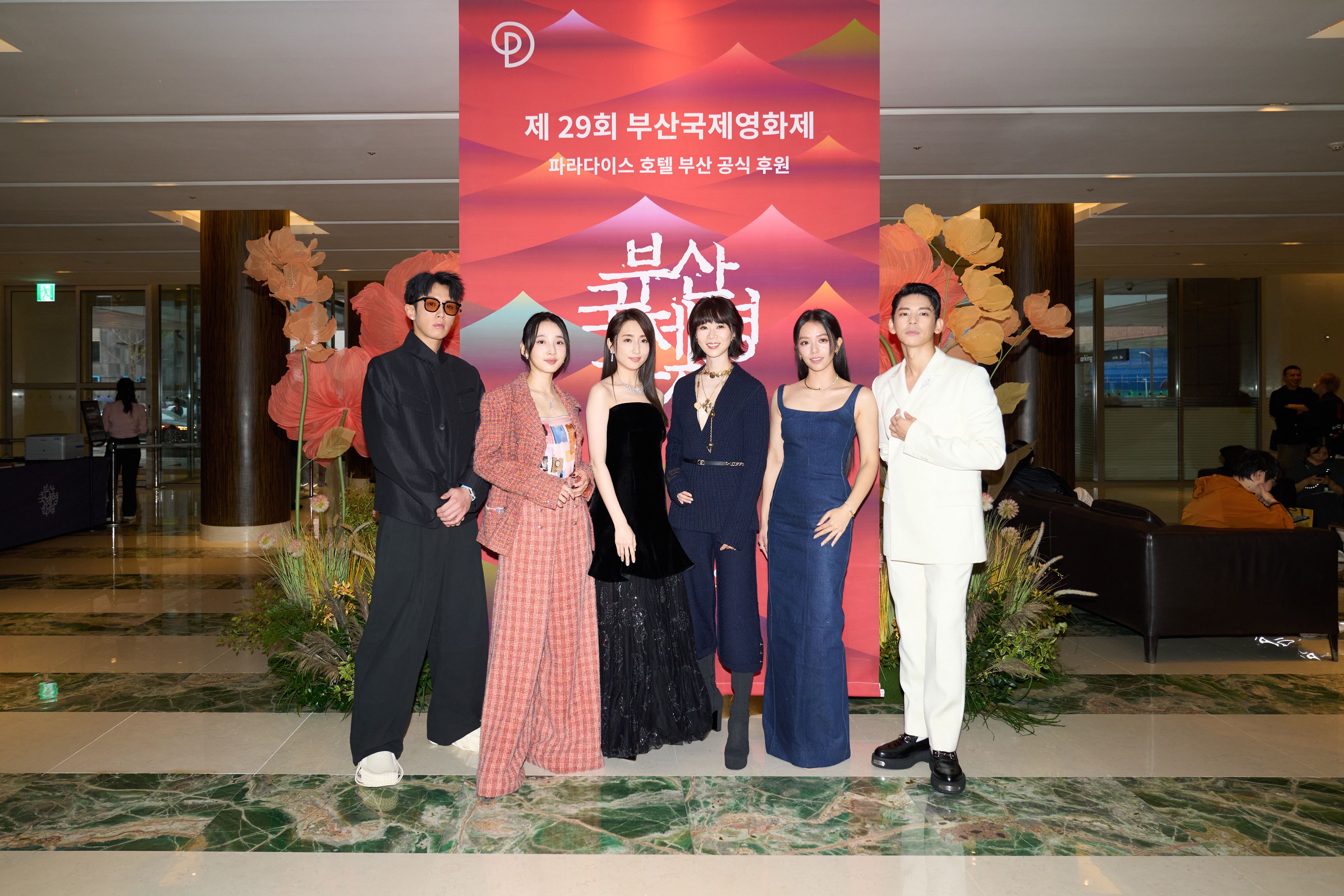 柯佳嬿身穿GIORGIO ARMANI全黑禮服與台灣演員合影（左起：柯震東、李沐、柯佳嬿、謝盈萱、宋芸樺、林柏宏）。（經紀公司提供）