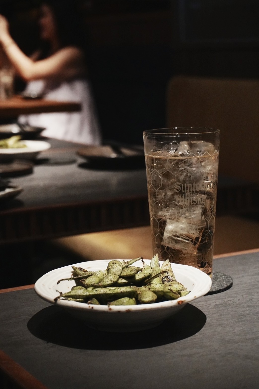 入座就先來杯「經典Highball」，用最純粹的刺激感褪去體感的熱。（220元／杯）