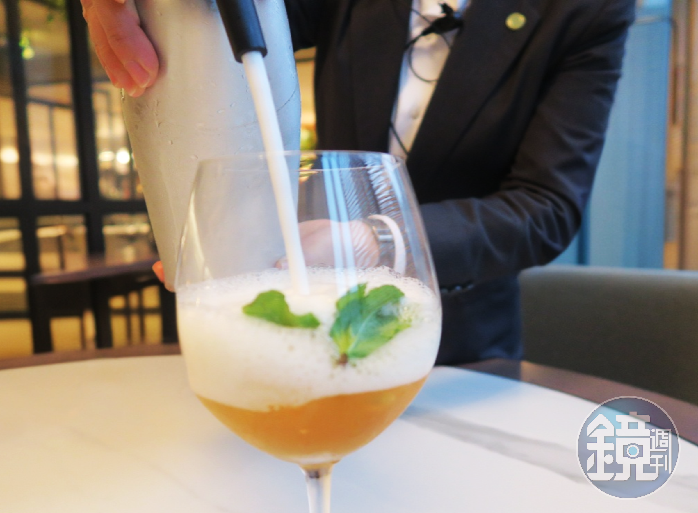 適合搭配海南雞飯的「Signature Chatterbox’s Punch」上桌時，服務人員會在桌邊打入自製通寧水，很有儀式感。（18新元／份，約NT$445）
