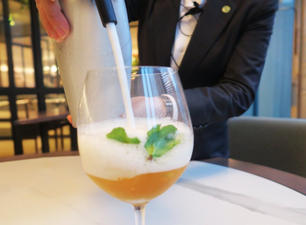 適合搭配海南雞飯的「Signature Chatterbox’s Punch」上桌時，服務人員會在桌邊打入自製通寧水，很有儀式感。（18新元／份，約NT$445）