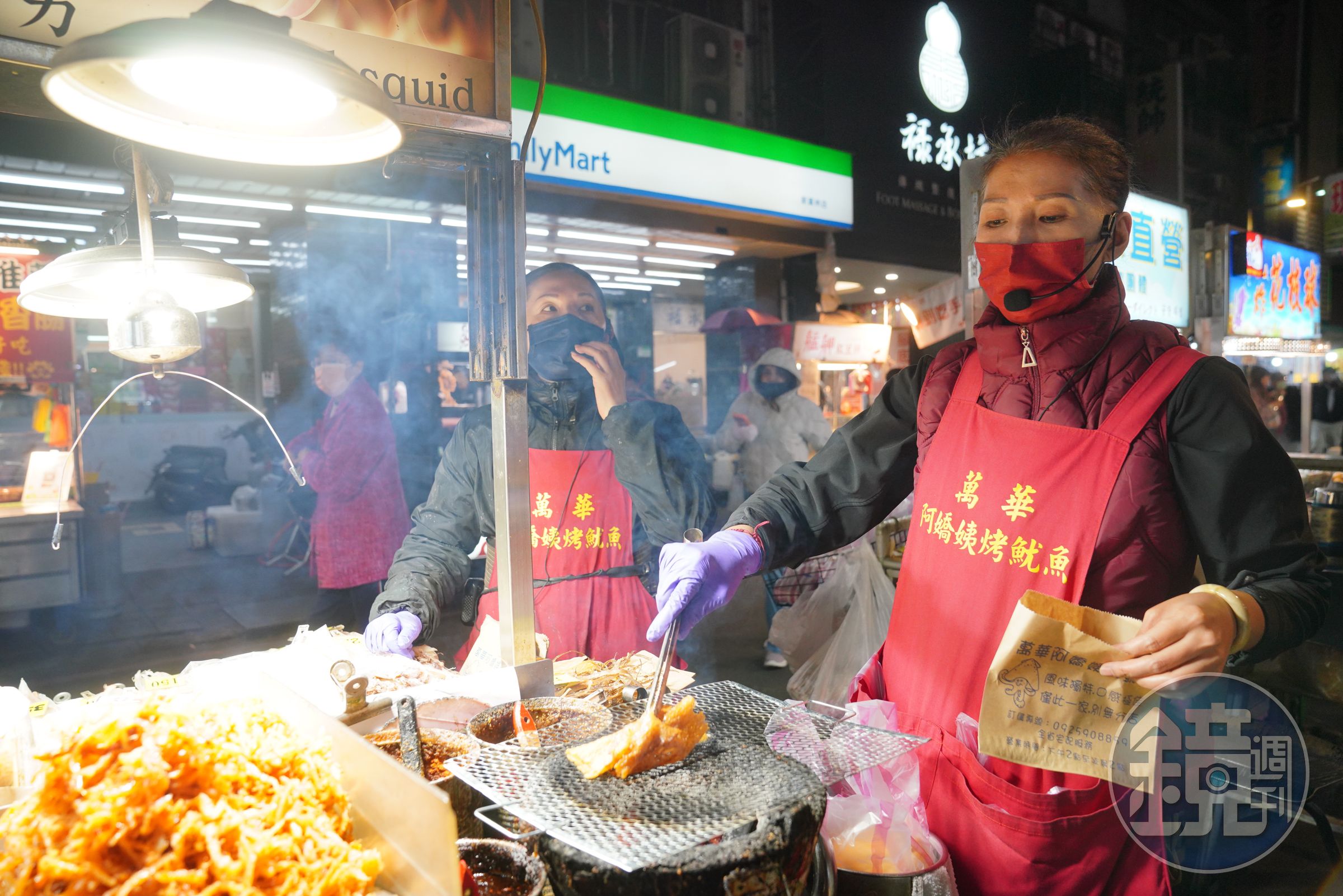 女兒會幫忙阿嬌姨顧攤烤魷魚。