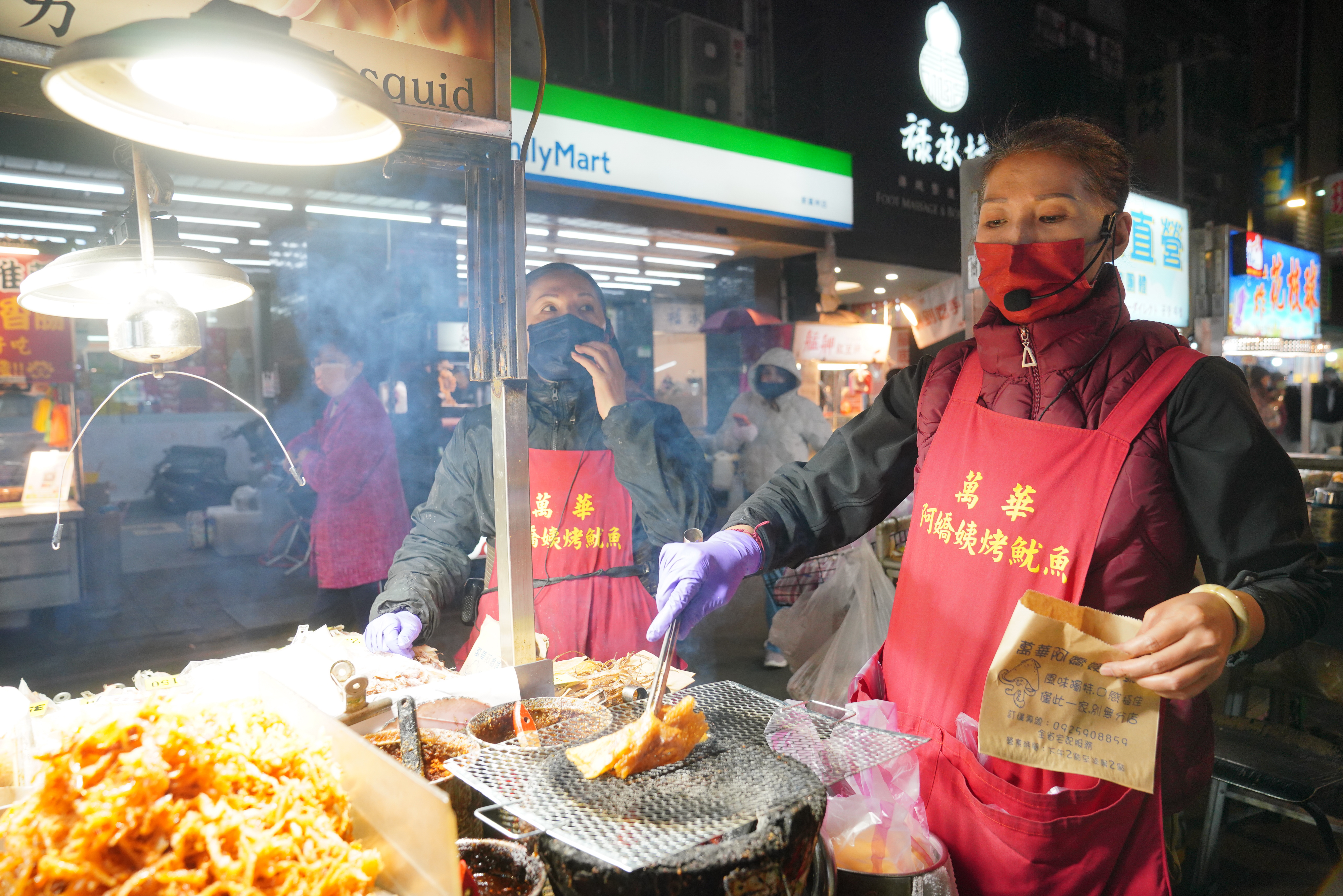 女兒會幫忙阿嬌姨顧攤烤魷魚。