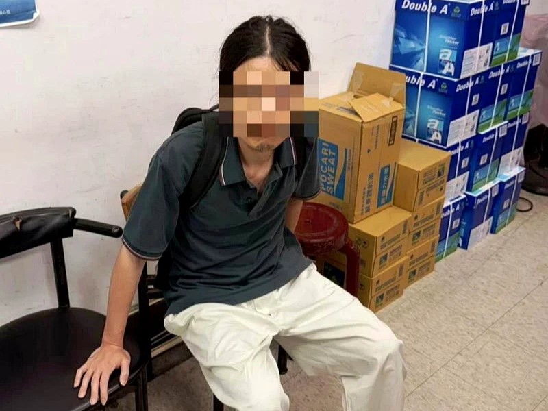 39歲謝姓男子持鐵鎚攻擊街頭浪貓,遭函送法辦。(翻攝畫面)