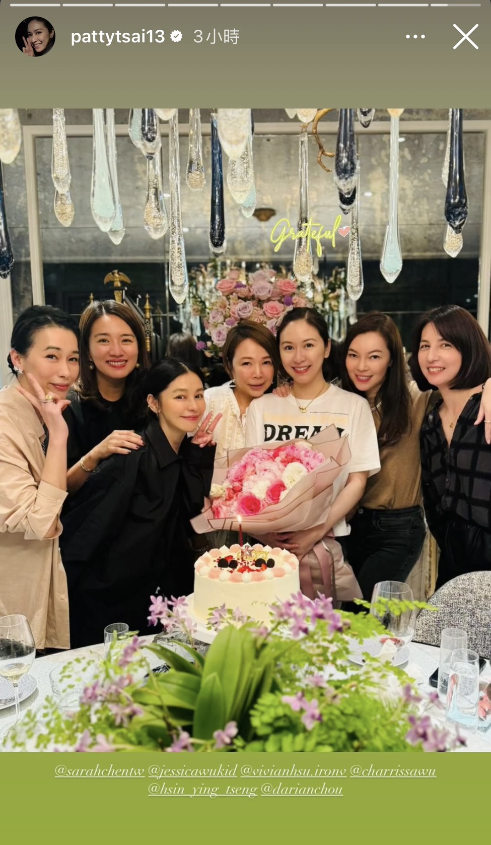蔡依珊（右三）過46歲生日，曾馨瑩（右二）、陳妍嵐（左）、徐若瑄（左三）等好姐妹為她慶生。（翻攝蔡依珊IG）
