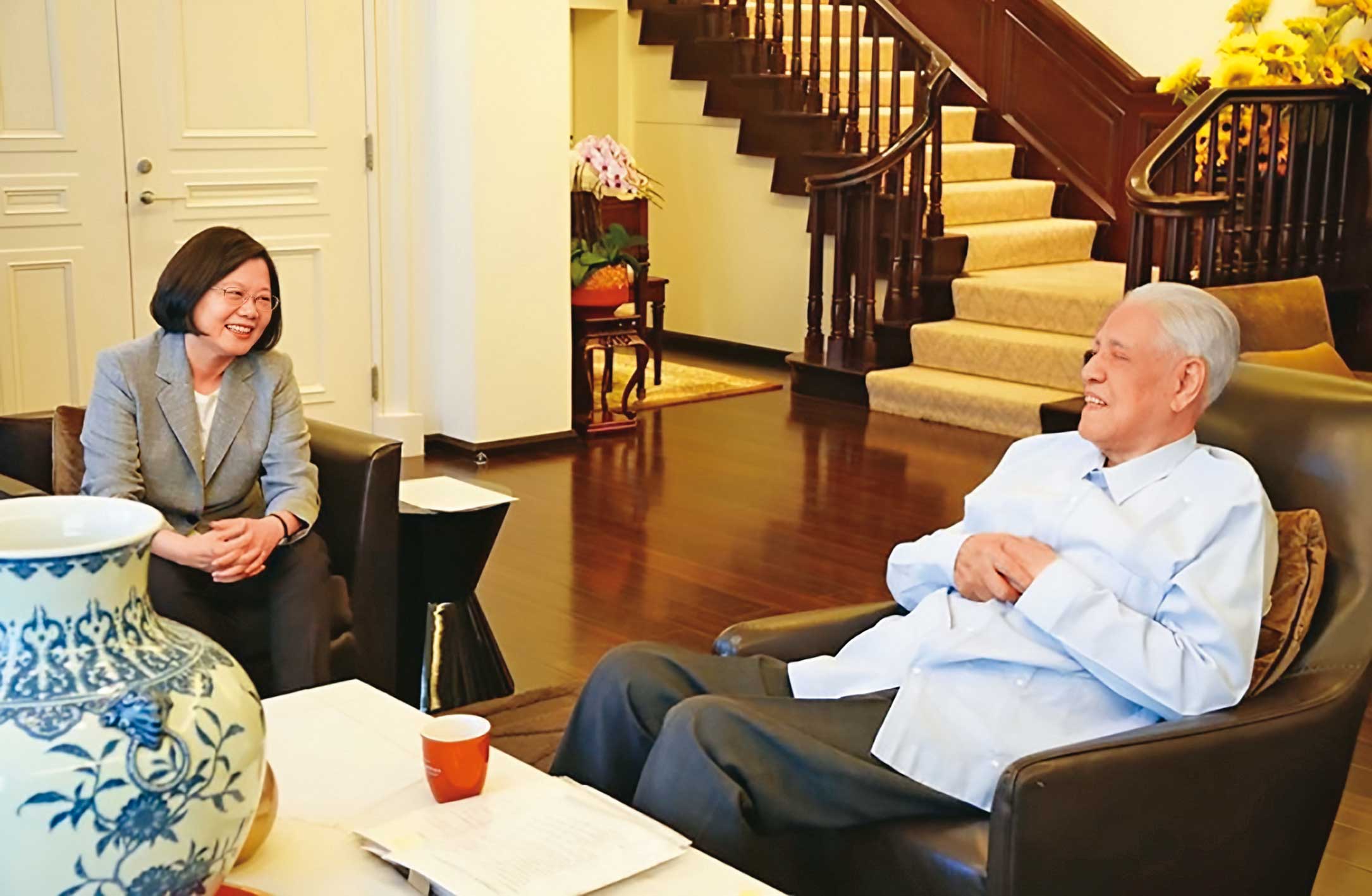 前總統李登輝(右)認為「九二共識」並不存在;同樣擔任過總統的蔡英文,亦曾於2019年明確拒絕中國版本的「九二共識」。(翻攝蔡英文IG)