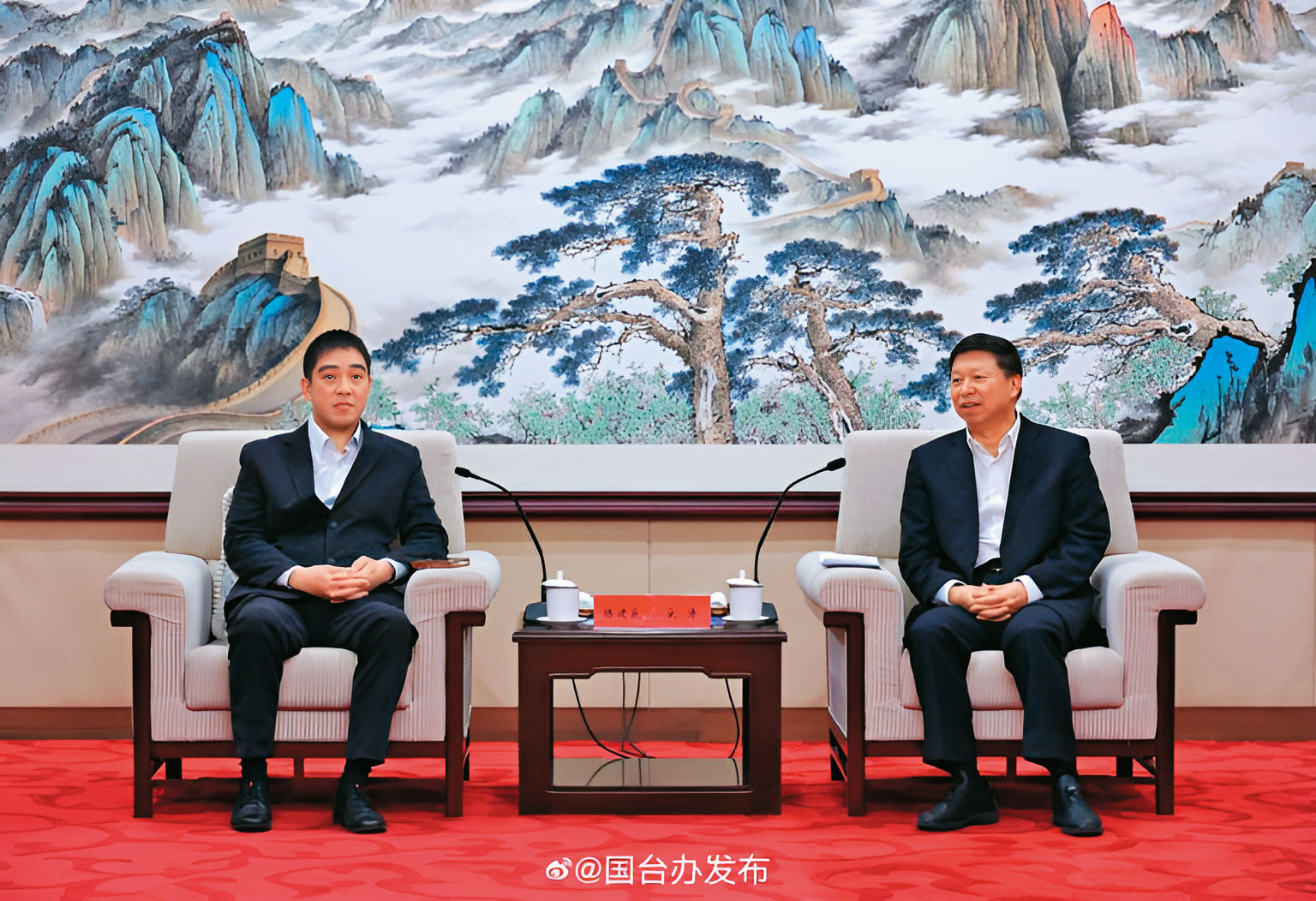 台灣村里長聯合總會長陳建良（左）日前受邀赴中，國台辦主任宋濤（右）接見時多次提到一中原則，不忘搞統戰。（國台辦發布）