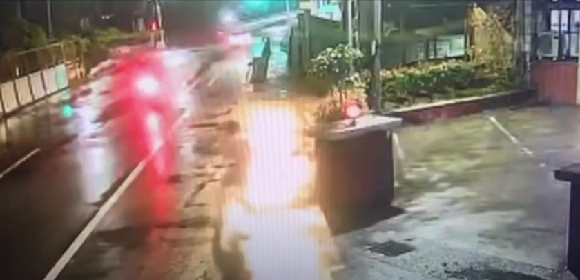 簡男犯後跳下車，裸著上半身倉皇從派出所直奔暖暖火車站方向逃逸。（翻攝畫面）