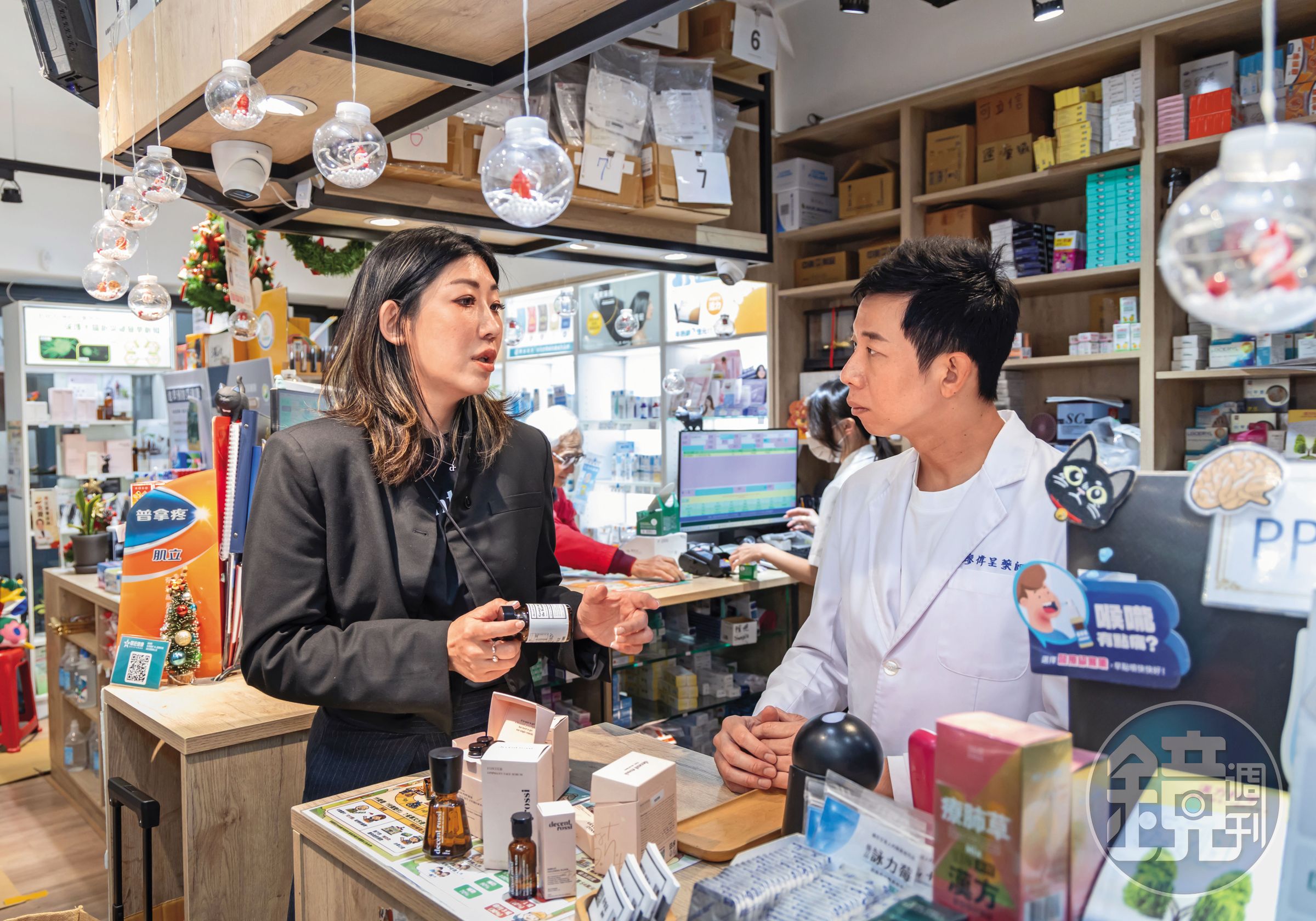 藥局是decent rossi很重要的通路,楊家瑋(左)會經常訪店,她到微笑藥局探訪老闆、知名部落客廖偉呈(右),瞭解客戶需求。