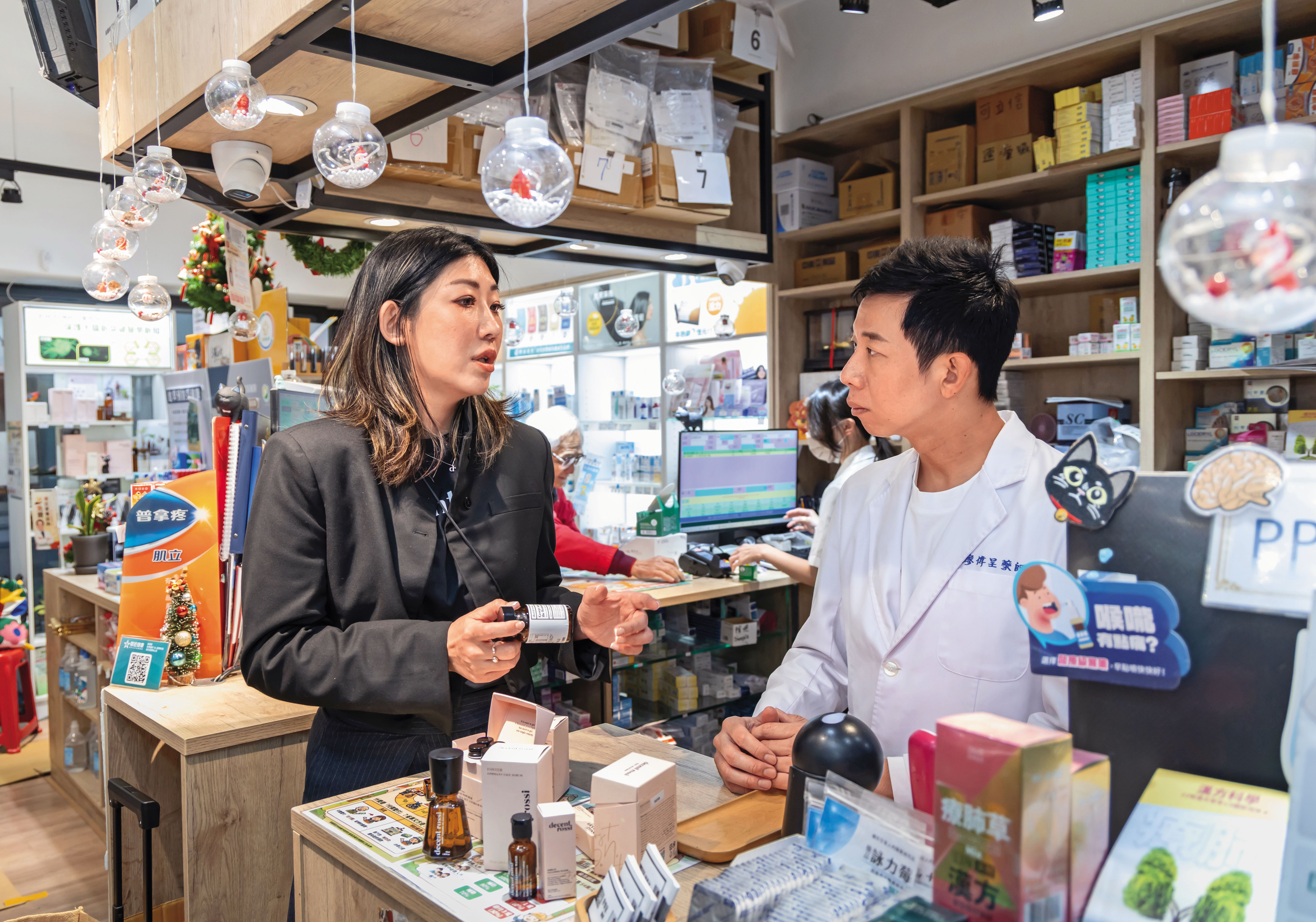 藥局是decent rossi很重要的通路,楊家瑋(左)會經常訪店,她到微笑藥局探訪老闆、知名部落客廖偉呈(右),瞭解客戶需求。