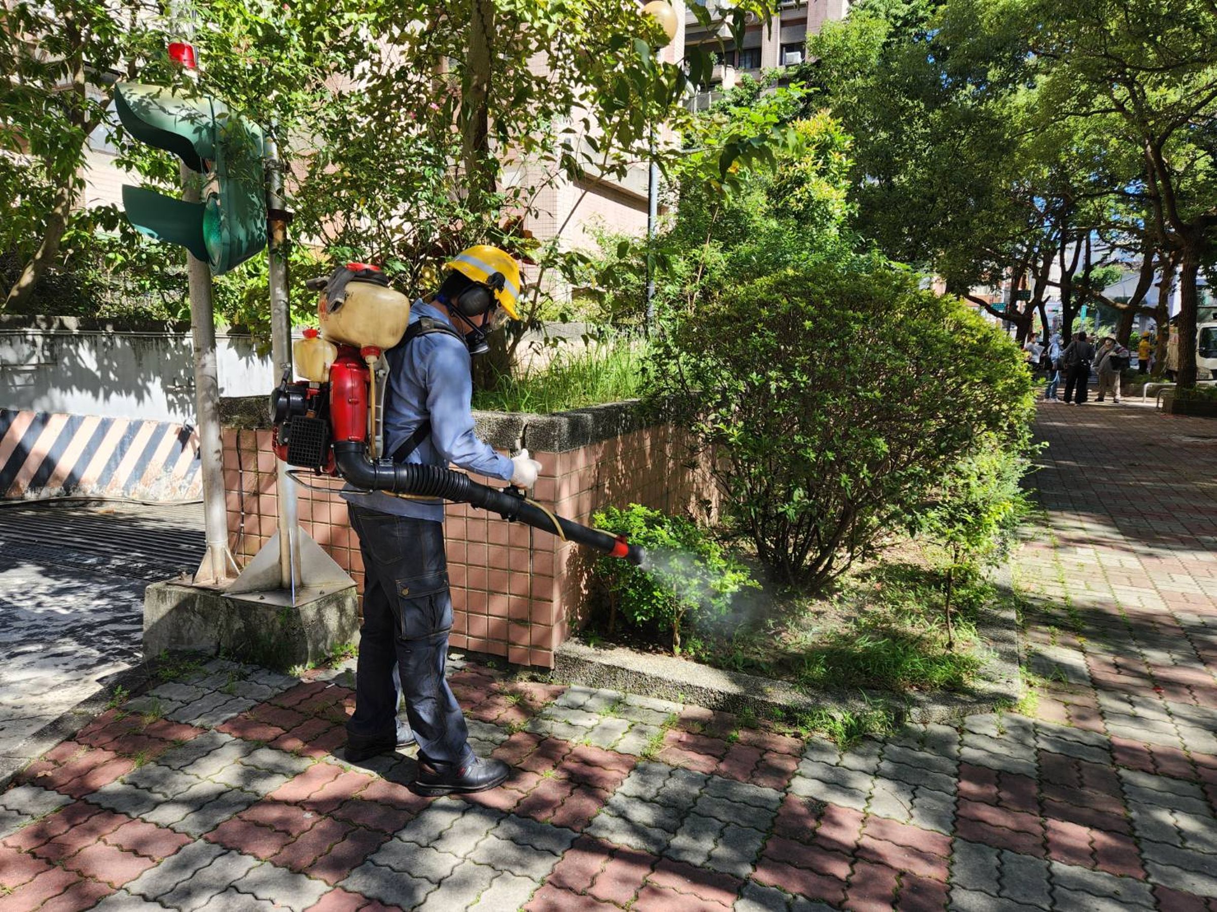 台北市環保局因應登革疫情升溫,加強個案周邊環境消毒。(台北市環保局提供)