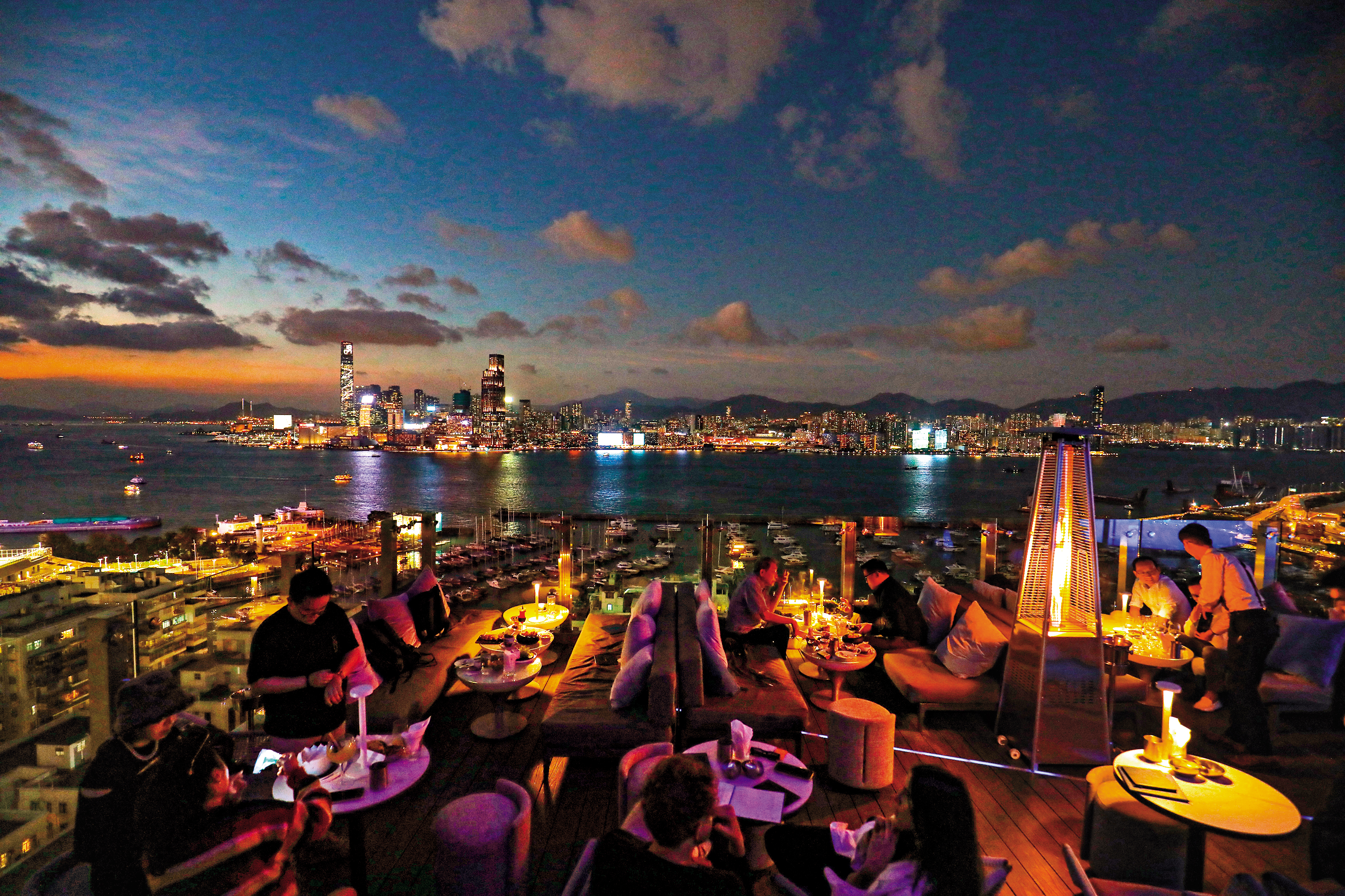 天台酒吧「Skye」位於銅鑼灣柏寧鉑爾曼酒店27樓，絕佳視野可飽覽港島與九龍的維多利亞港夜色。