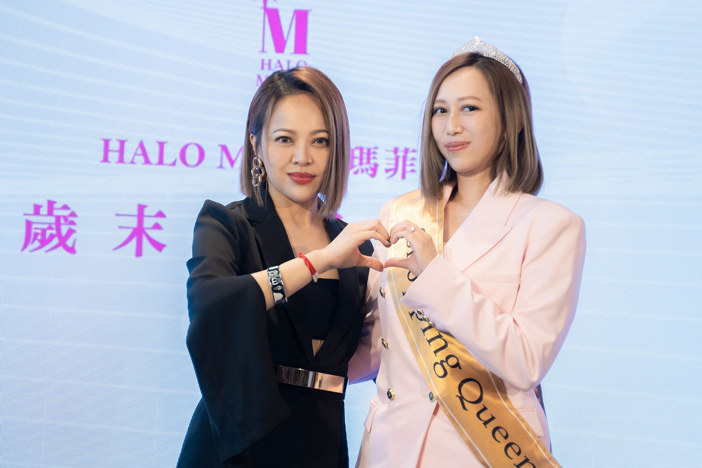 嘉賓戴愛玲祝賀Mavis瑪菲司。(HaloMavis國際連線提供)
