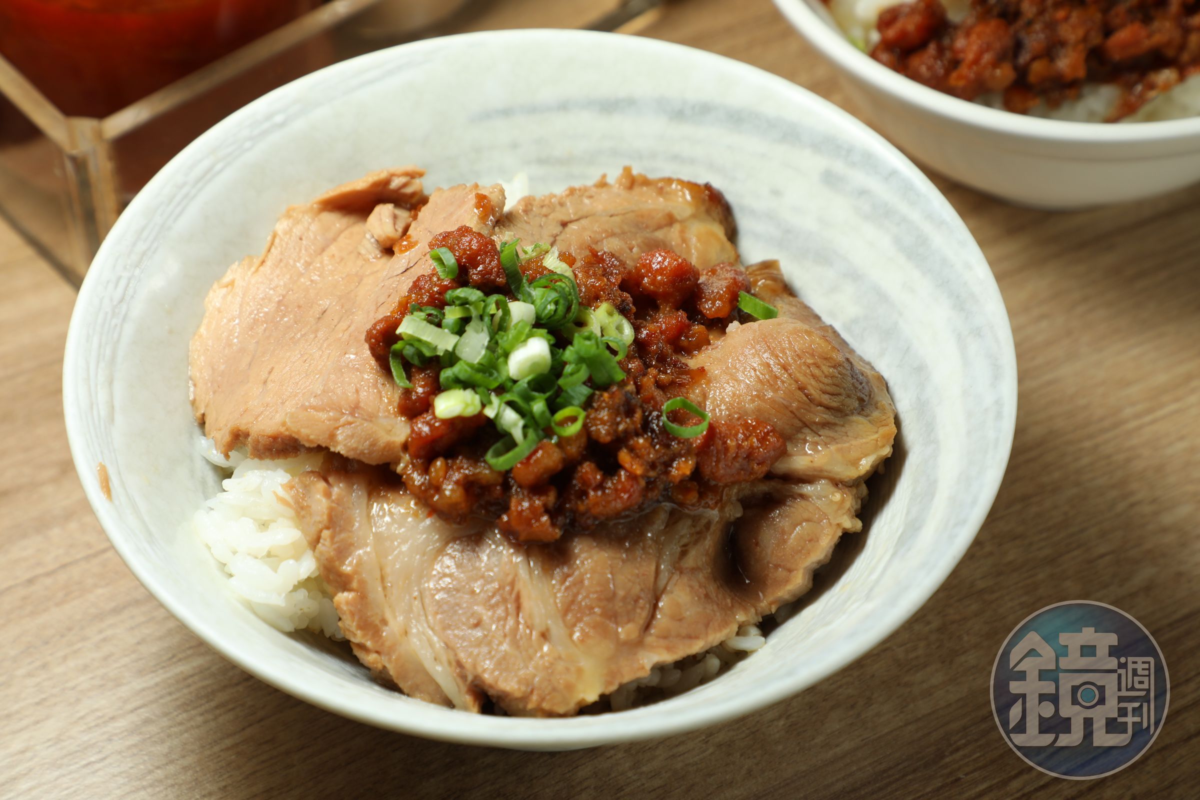 「梅花肉飯」的肉片是用肉臊上層的油低溫微火燜成，入口非常軟嫩。（75元／份）
