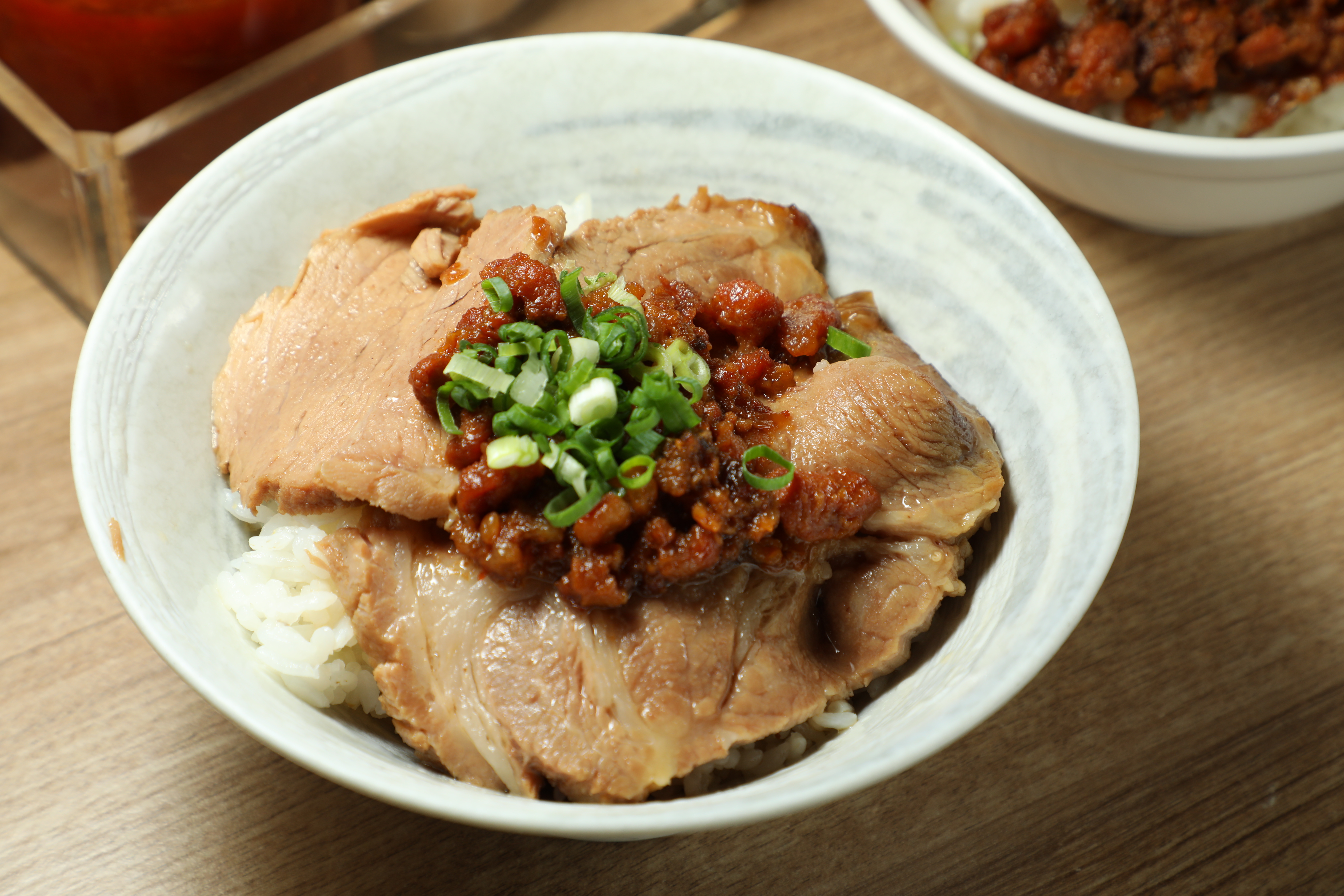 「梅花肉飯」的肉片是用肉臊上層的油低溫微火燜成,入口非常軟嫩。(75元/份)