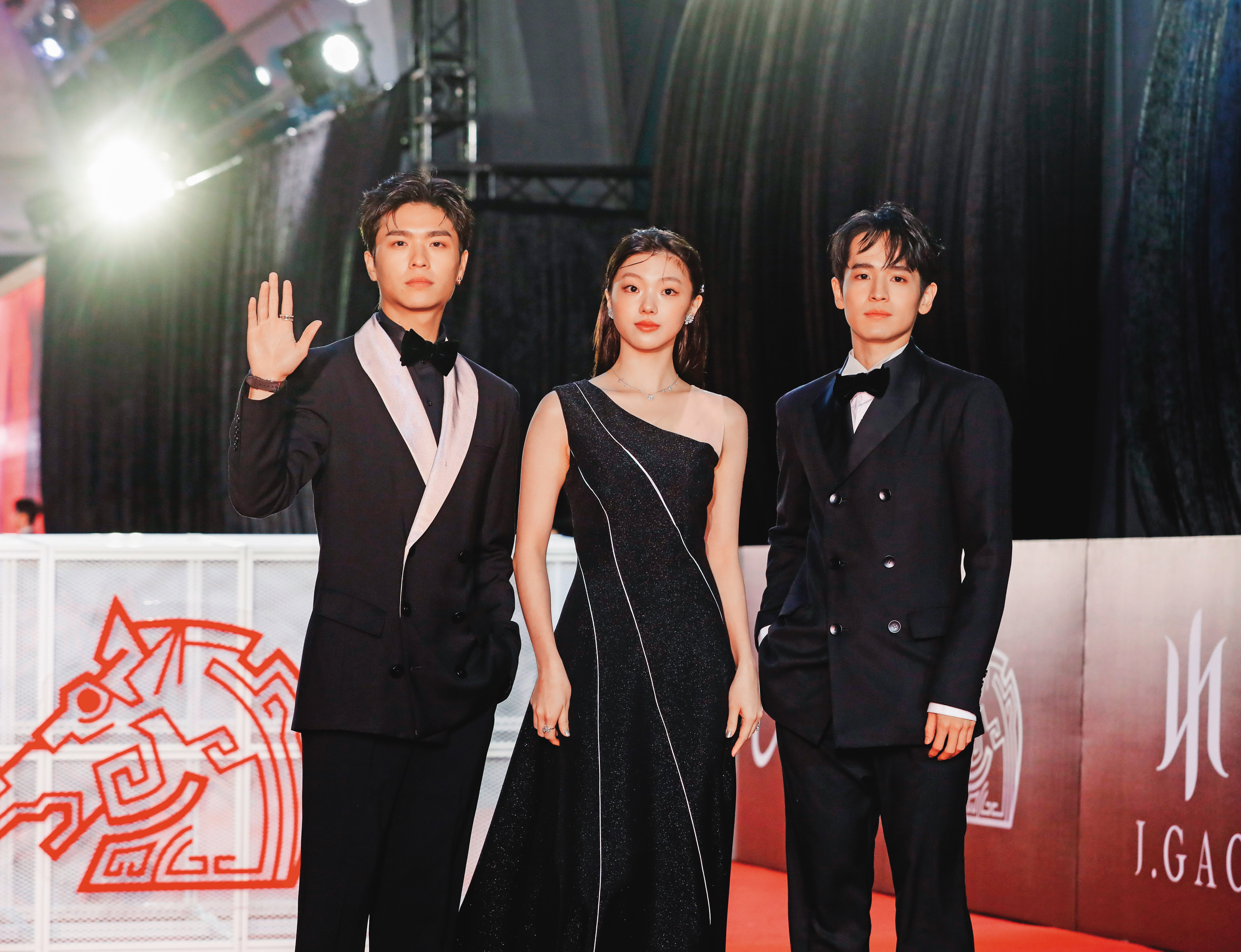 林宴慈(中)原本已打算回紐約繼續學業,但獲選與王碩瀚(左)、張豐豪(右)共同擔任金馬獎遞獎大使,又把她留了下來。