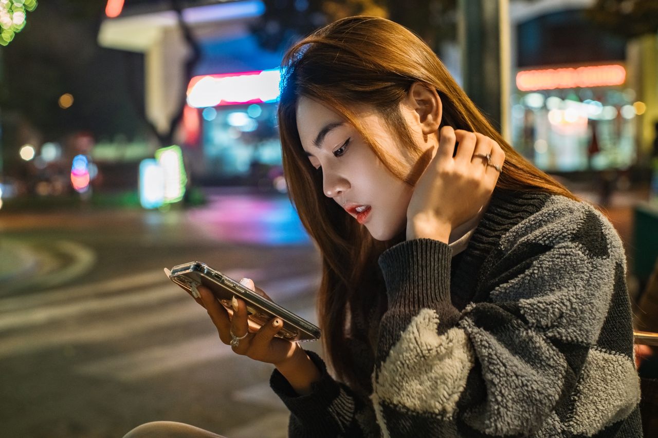 女網友透露自己在交友平台上,1個月就會收到多達30次「平常都在幹嘛?」的提問。(示意圖,Pexels)