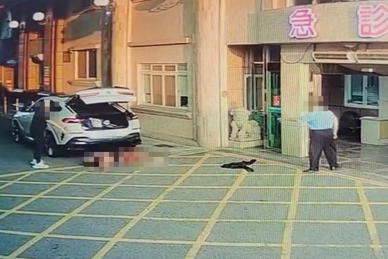 屏東夜市黑白切少東，19日被人丟包在急診室門口。（翻攝畫面）