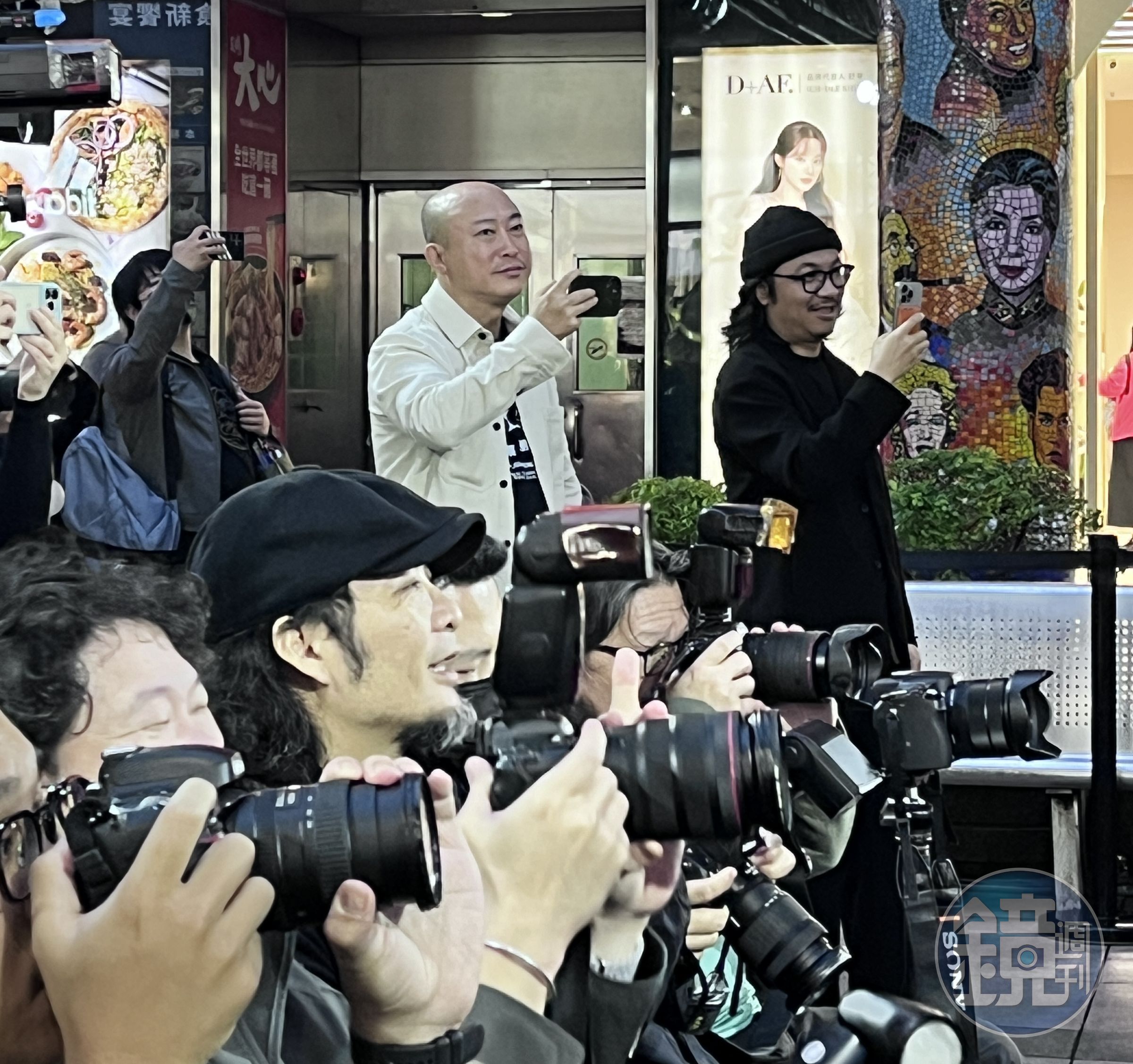 由於彼此感情很好,當演員在台上拍照時,耿軍也在台下記錄。(唐千雅攝)
