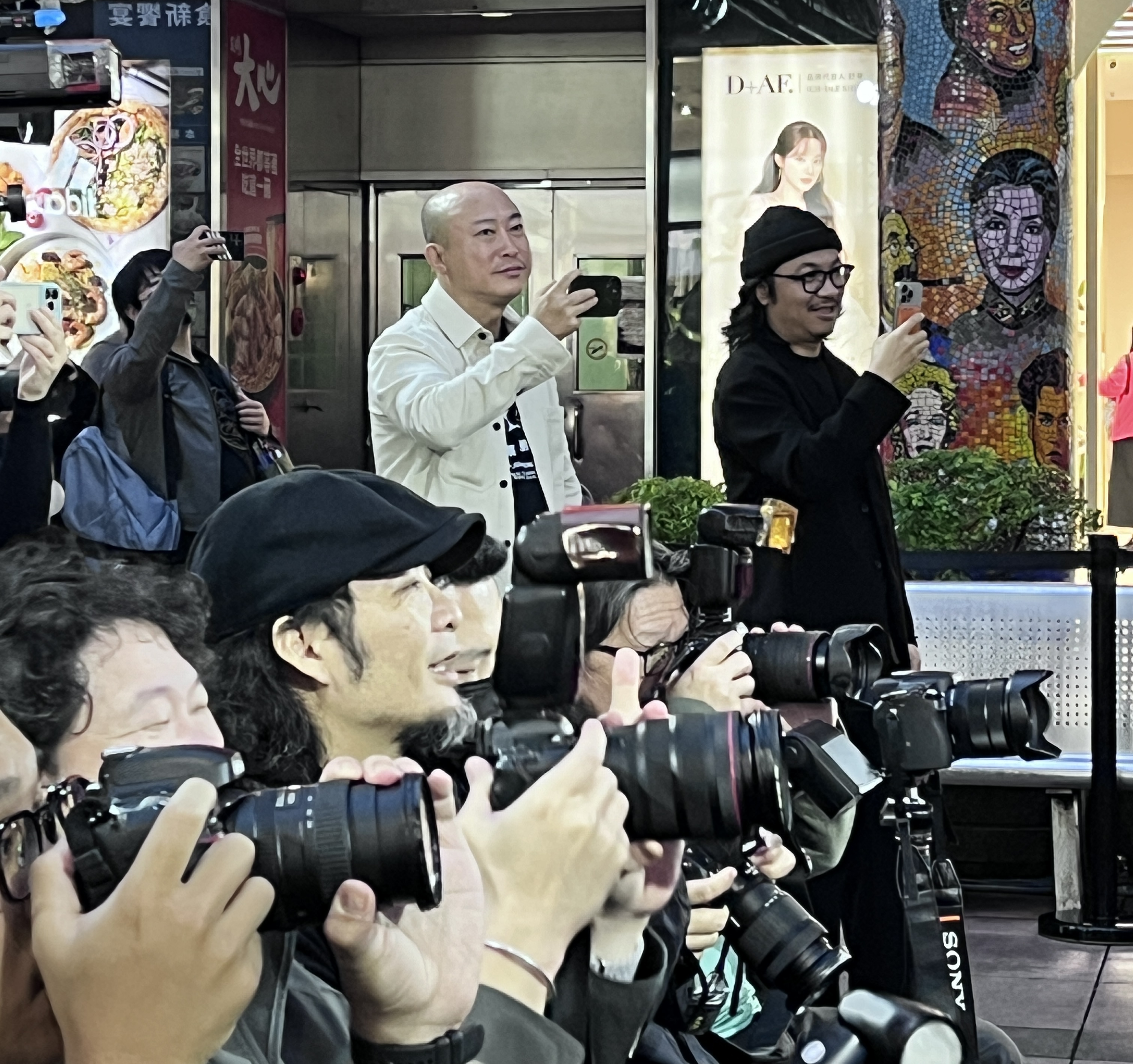 由於彼此感情很好，當演員在台上拍照時，耿軍也在台下記錄。（唐千雅攝）