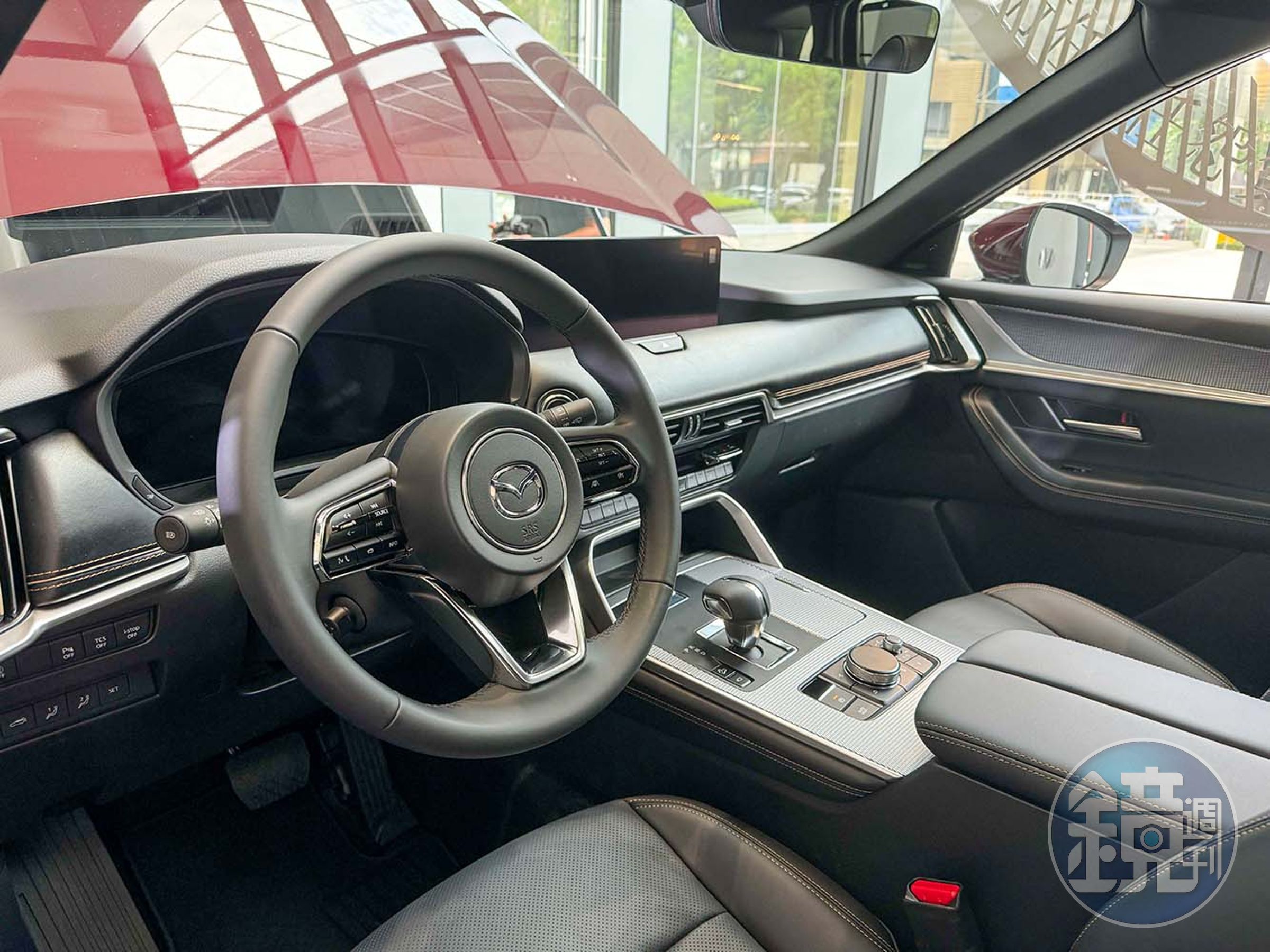 車內以雙12.3吋螢幕構成。