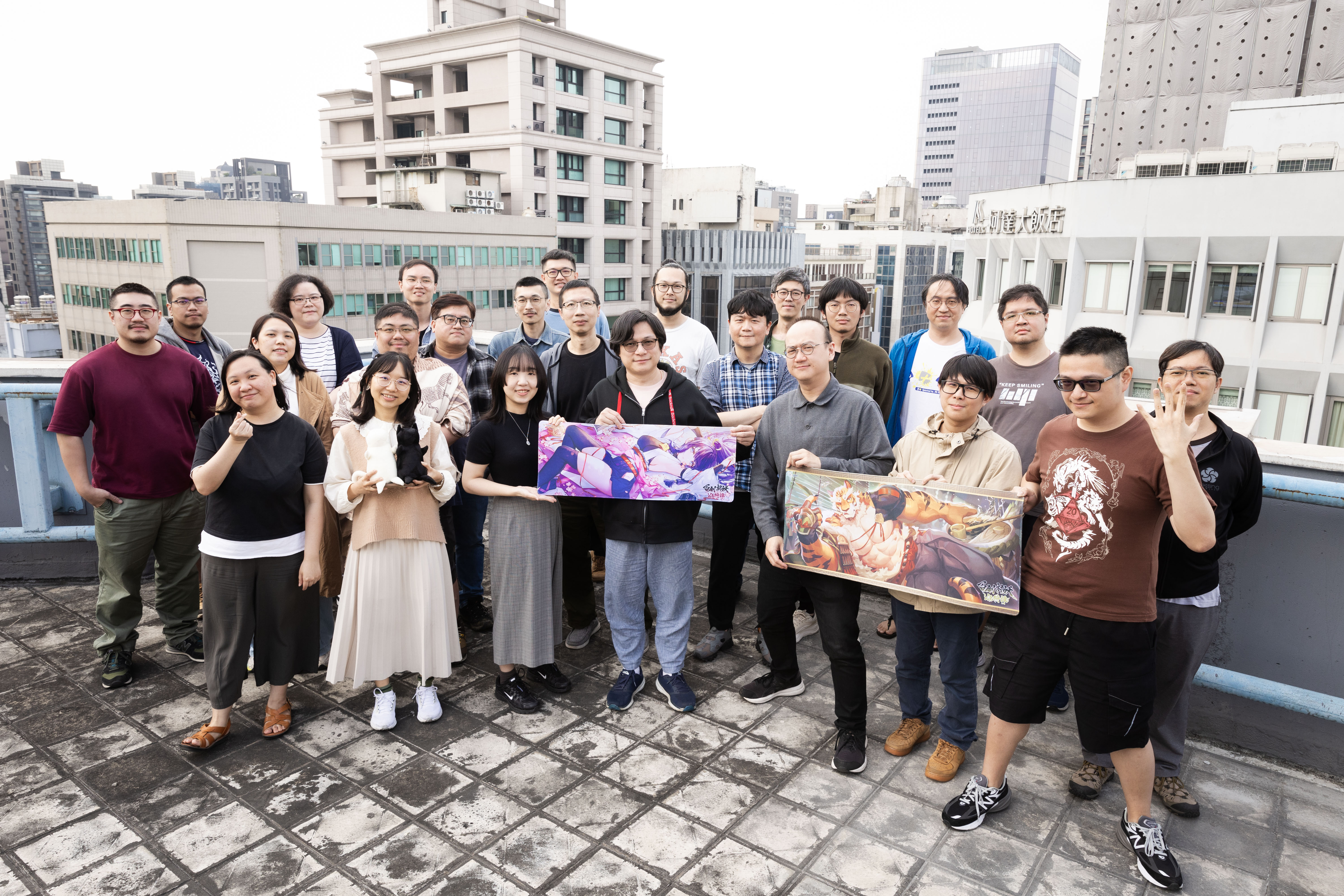 7QUARK成立於2013年，執行長郭秉鈞（前排中）表示《百劍討妖傳綺譚》是團隊首次開發如此大規模的動作遊戲。