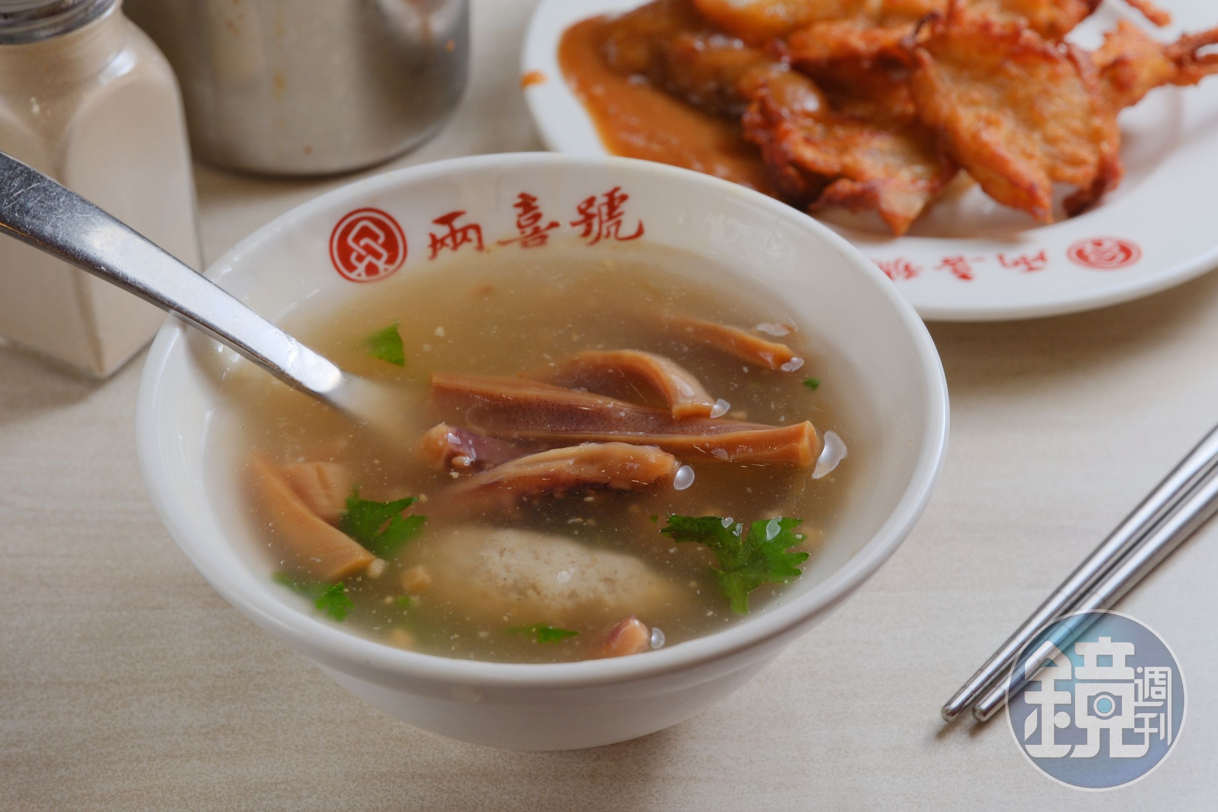 只有大碗的「綜合焿」,可以吃到新鮮魷魚片和條狀的魚肉焿。(95元/大碗)