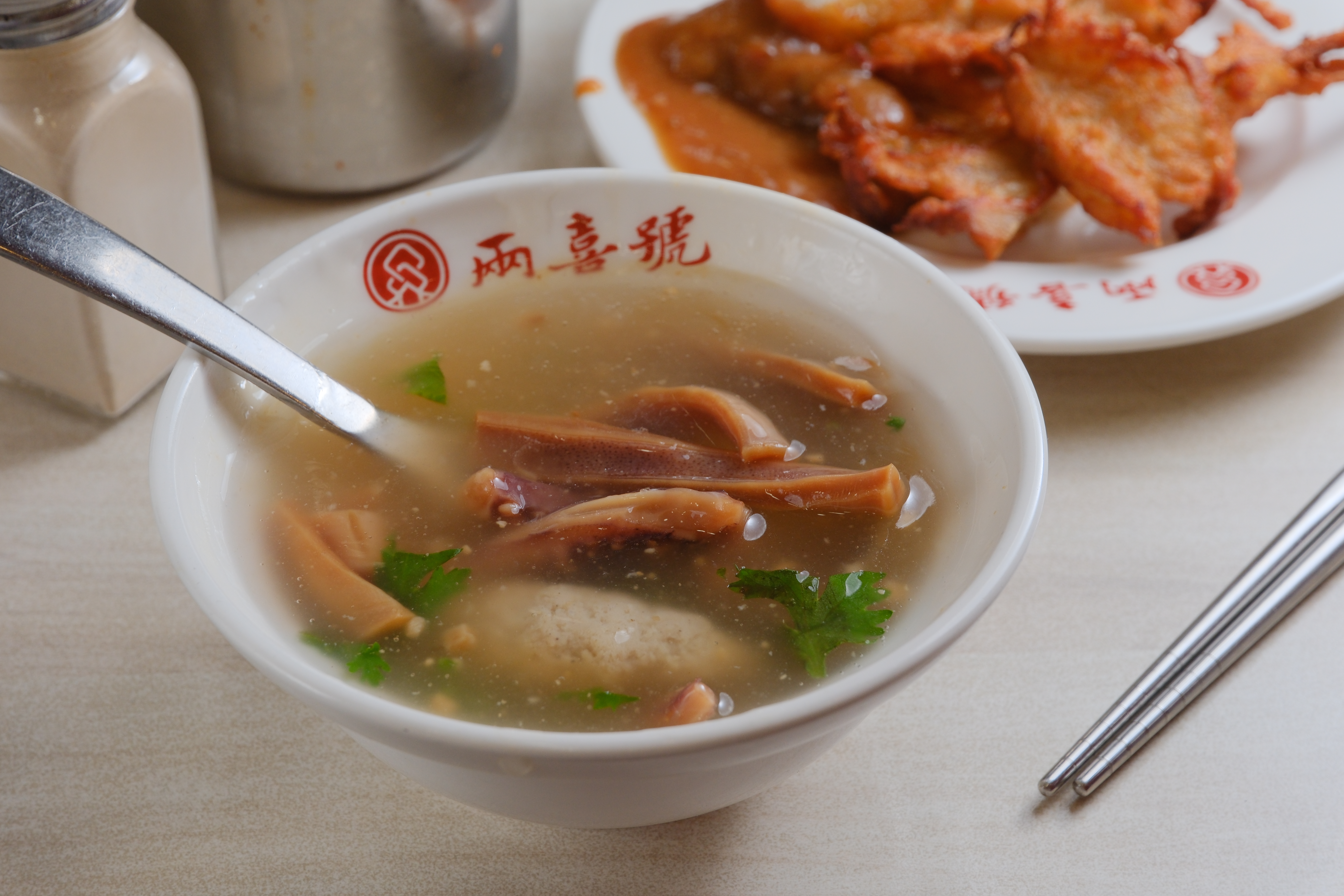 只有大碗的「綜合焿」，可以吃到新鮮魷魚片和條狀的魚肉焿。（95元／大碗）