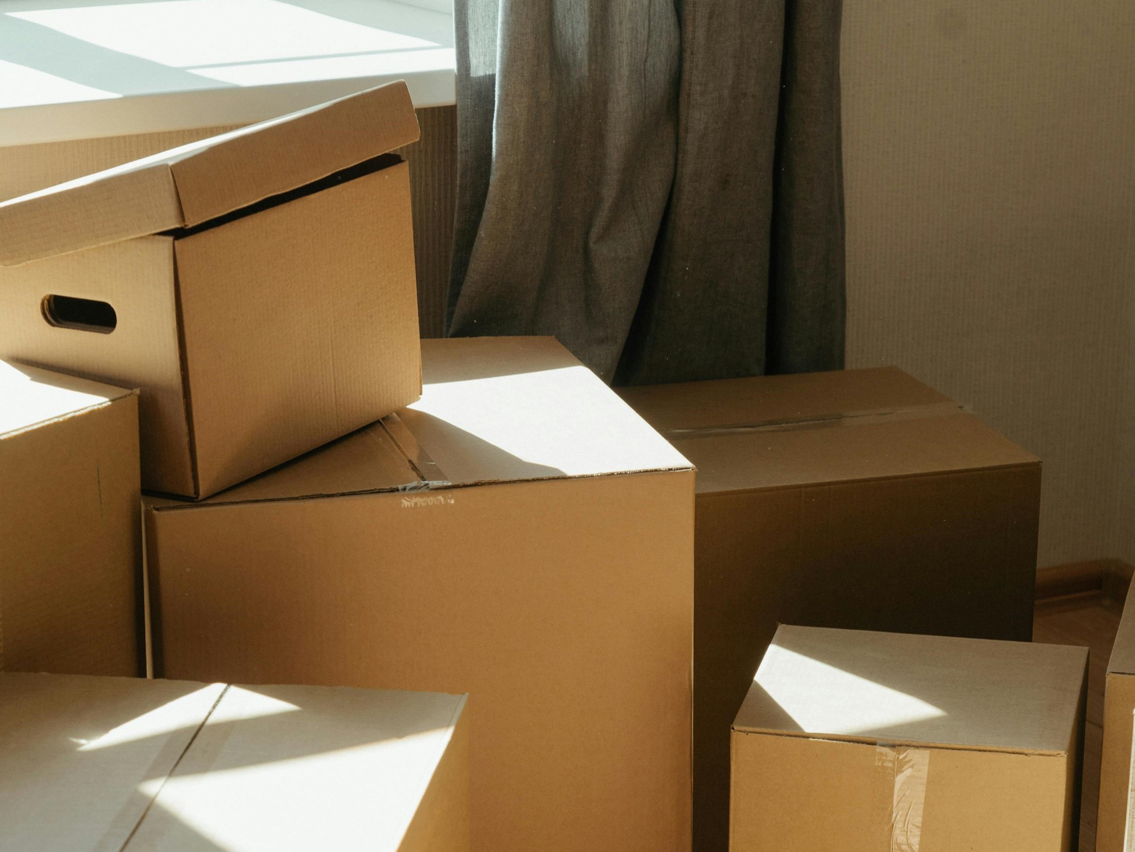 網購十分便利,但來路不明的商品以及在家中堆放紙箱,都可能造成健康風險。(翻攝自pexels)