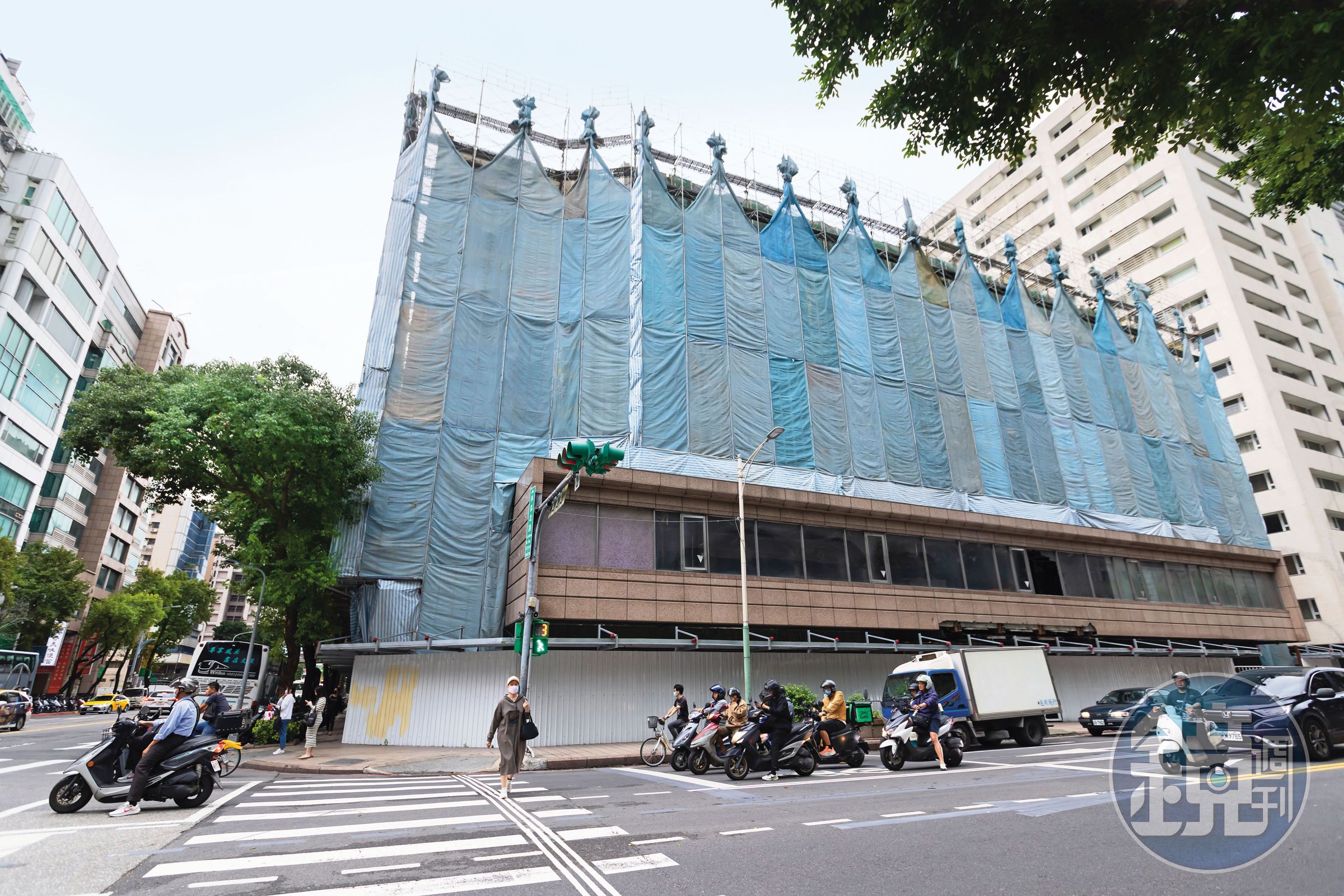 起家厝華泰王子飯店,將改建為2棟大樓,一棟商辦,另一棟涵蓋商辦加飯店。