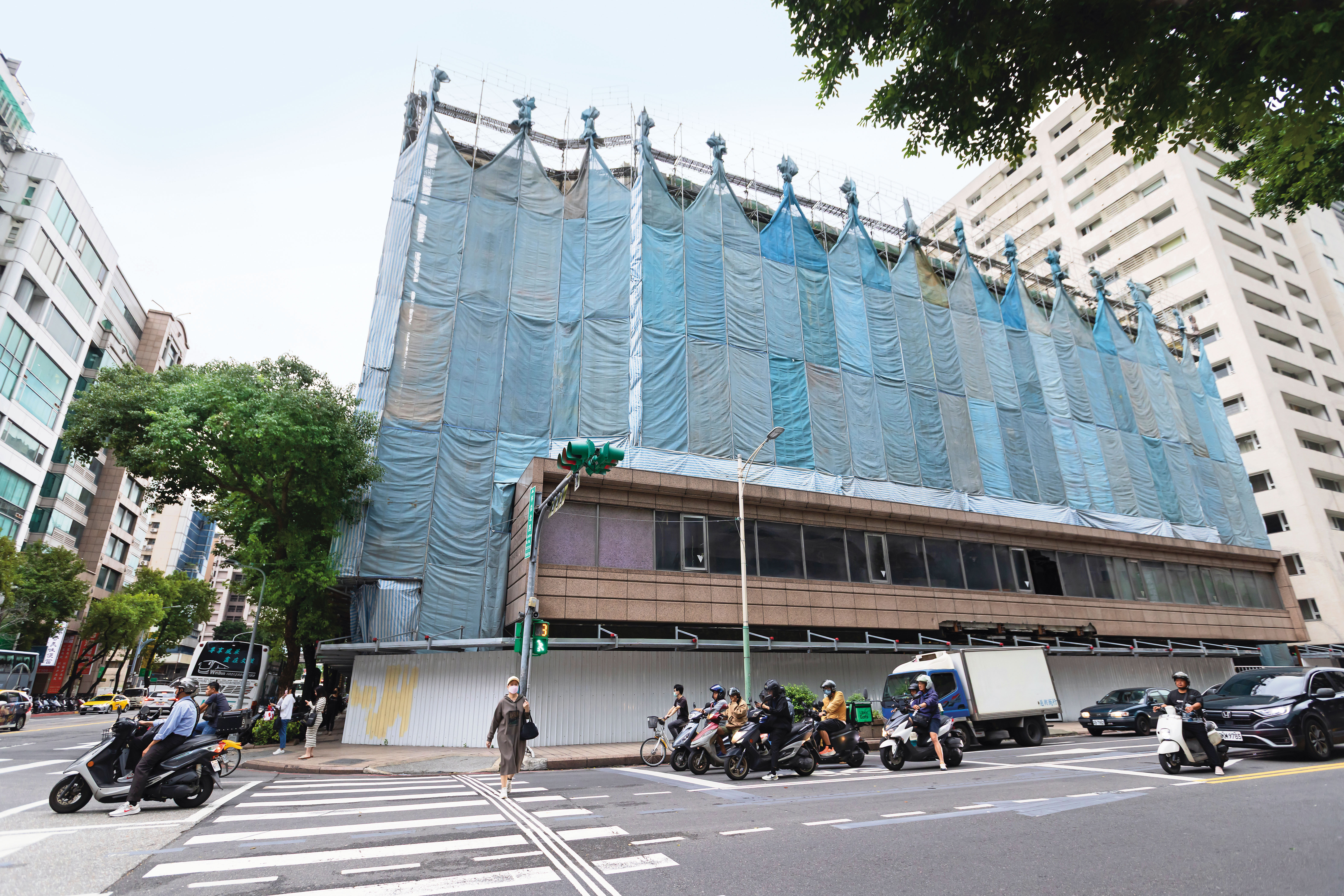 起家厝華泰王子飯店，將改建為2棟大樓，一棟商辦，另一棟涵蓋商辦加飯店。