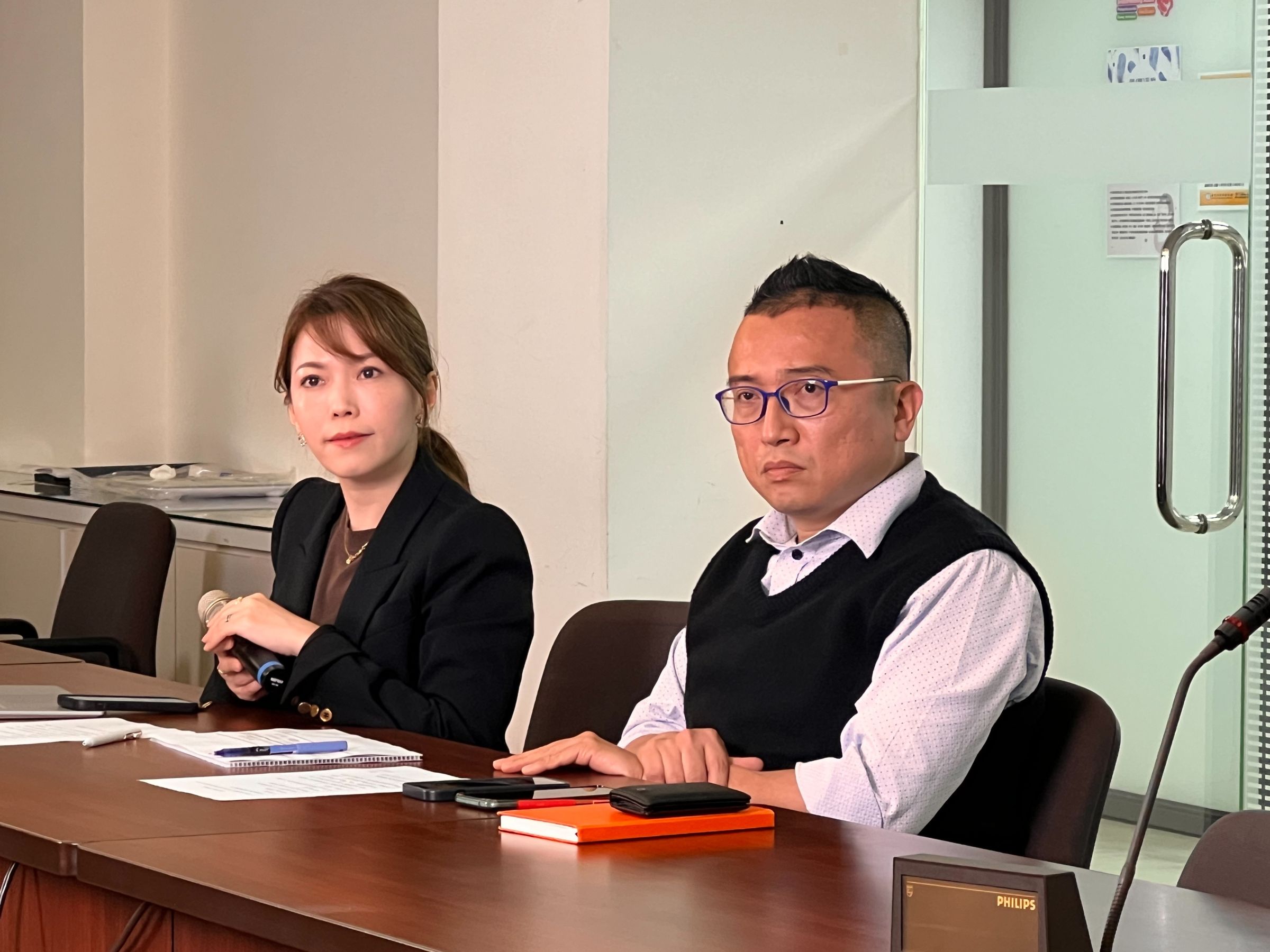 陳智菡（左）、周榆修（右）出面說明柯文哲協商的來龍去脈。（民眾黨提供）