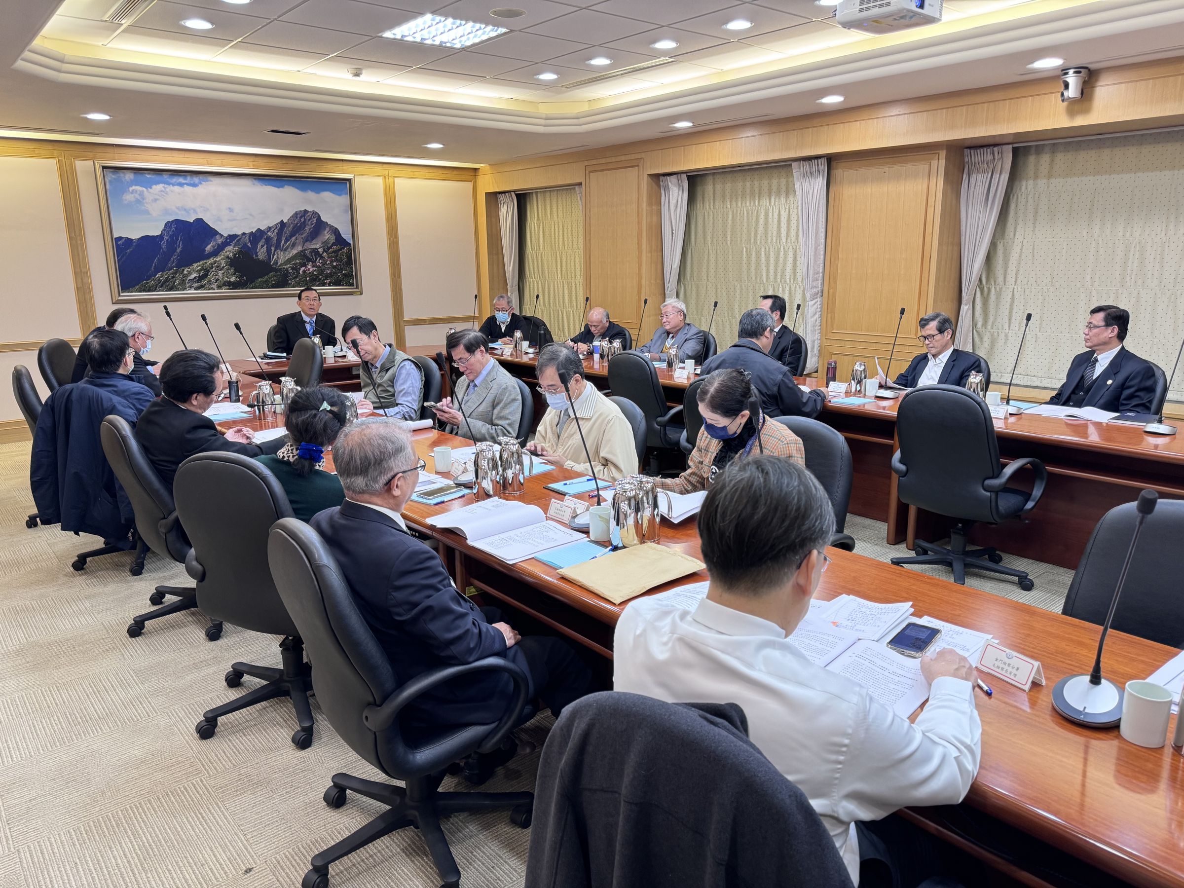 最高檢察署召開選風總檢討，持續強化偵辦團隊能量，檢察總長邢泰釗更下令檢察官在今天選前最後一日，全面進駐轄區各地警分局，徹底打擊不法。（最高檢提供）