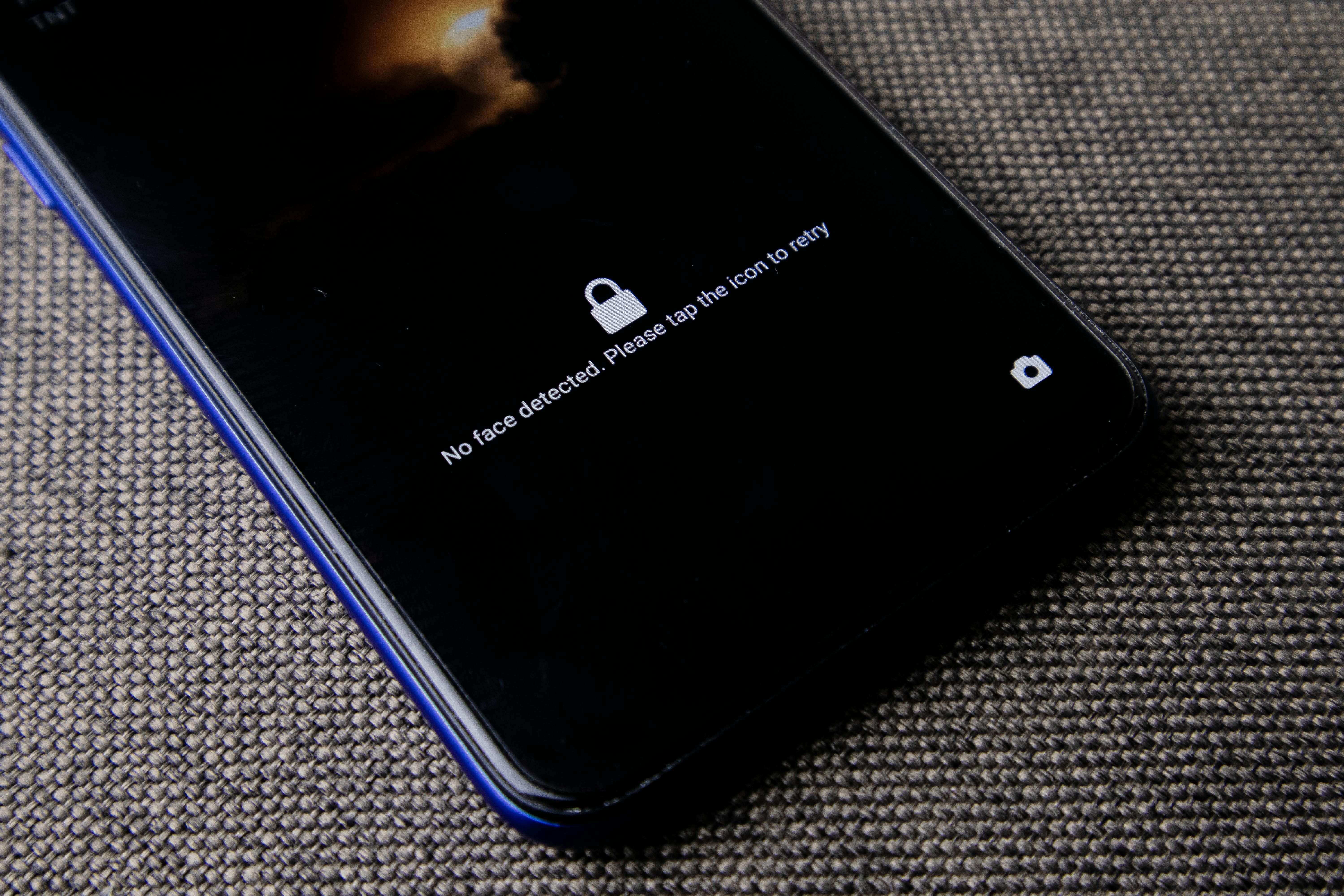 英國最新測試指出，多數Android手機的臉部辨識功能仍無法分辨真人與平面照片，安全性堪憂。（示意圖/Pexels）