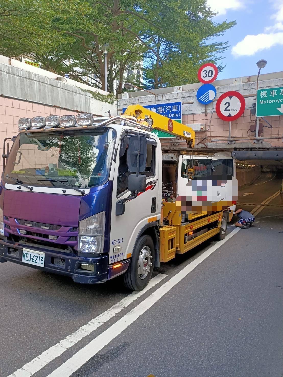 警方聯繫拖車將肇事小巴脫離地下道。（翻攝畫面）