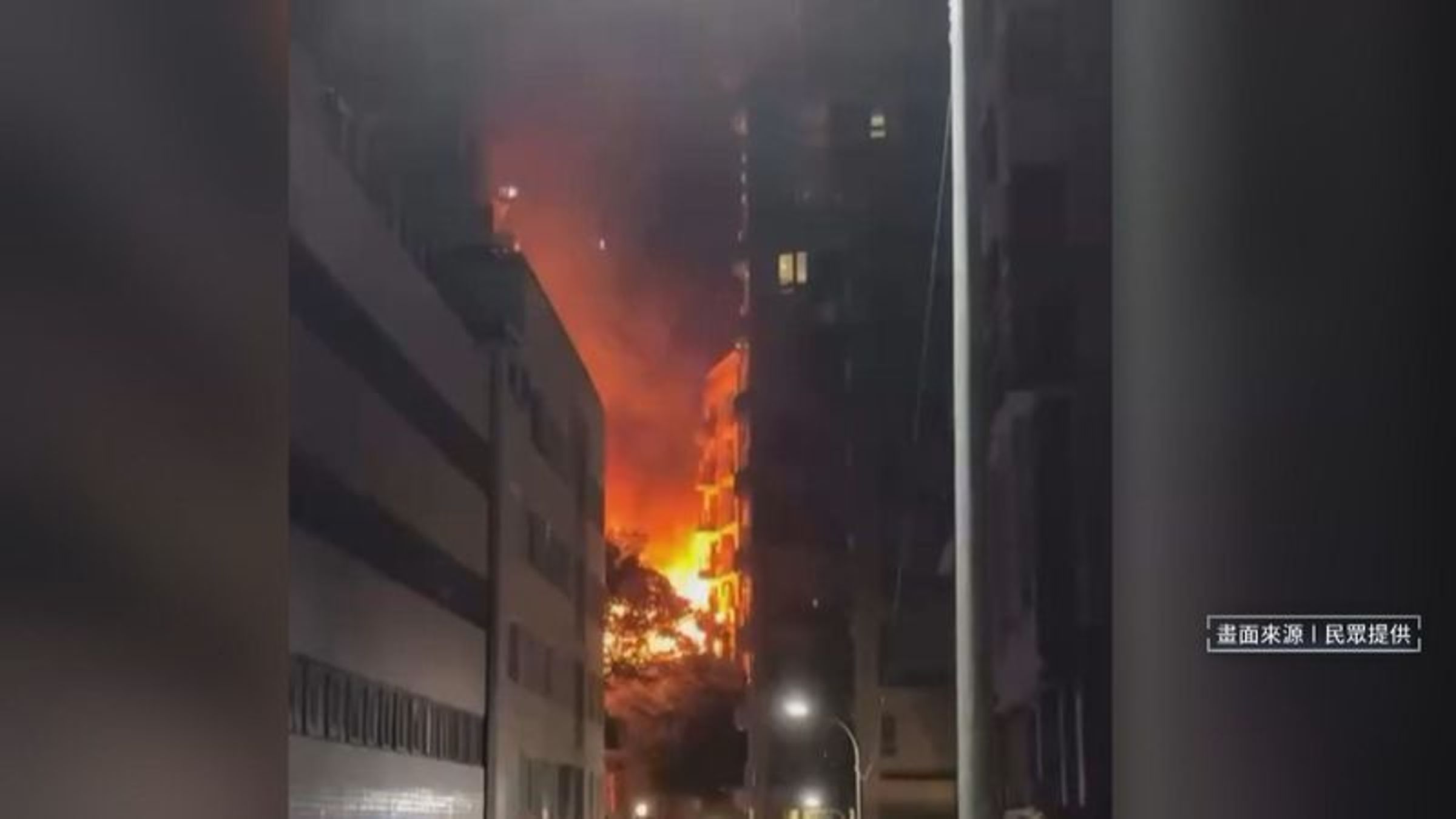 北投溫泉路6月30日晚間驚傳火警。（鏡新聞，民眾提供）