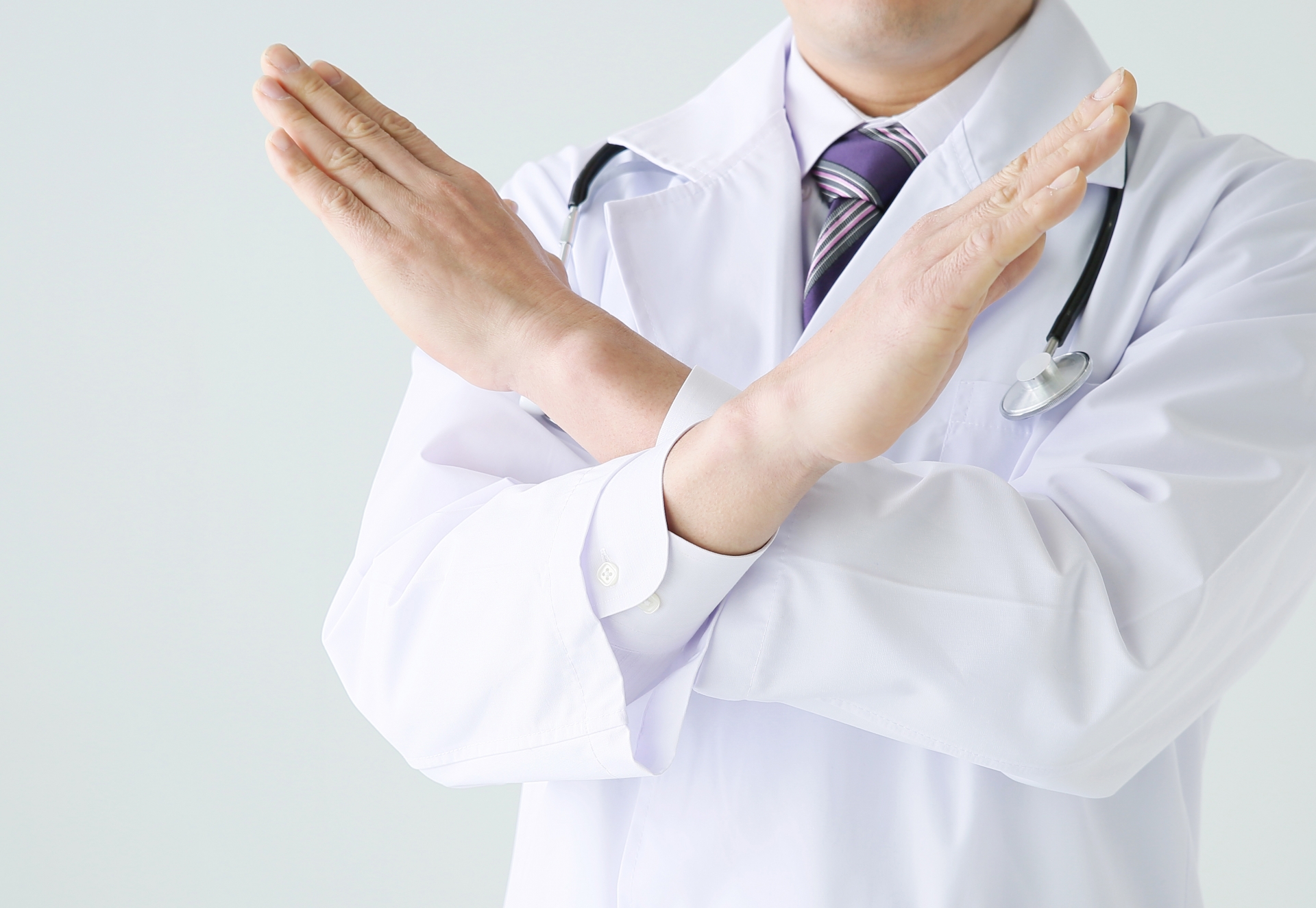 姜冠宇透露看診時遇過情緒失控病人，因不耐久等檢驗報告，竟狂吼醫護人員後，自行衝出醫院。（示意圖，photoAC）