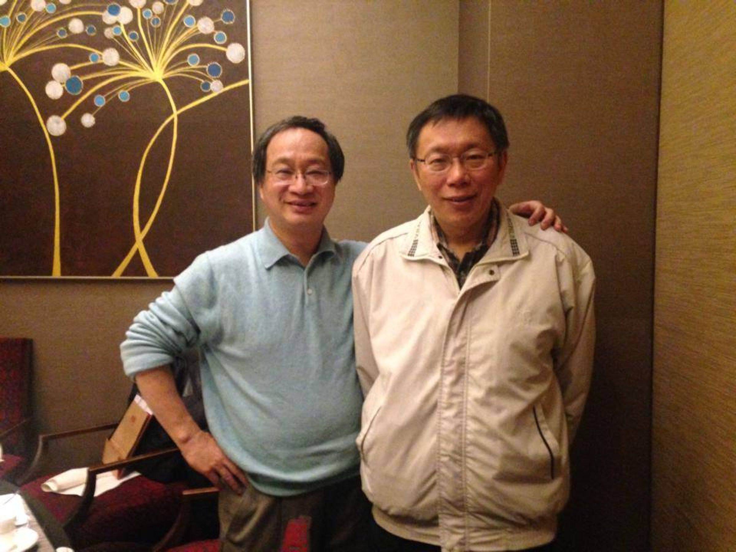 筆名小野的準文化部長李遠(左)向白營挖角,曾任柯文哲發言人的民眾黨前黨團副主任蔡峻維將出任文化部長室幕僚,協助媒體空戰。(翻攝自柯文哲臉書)