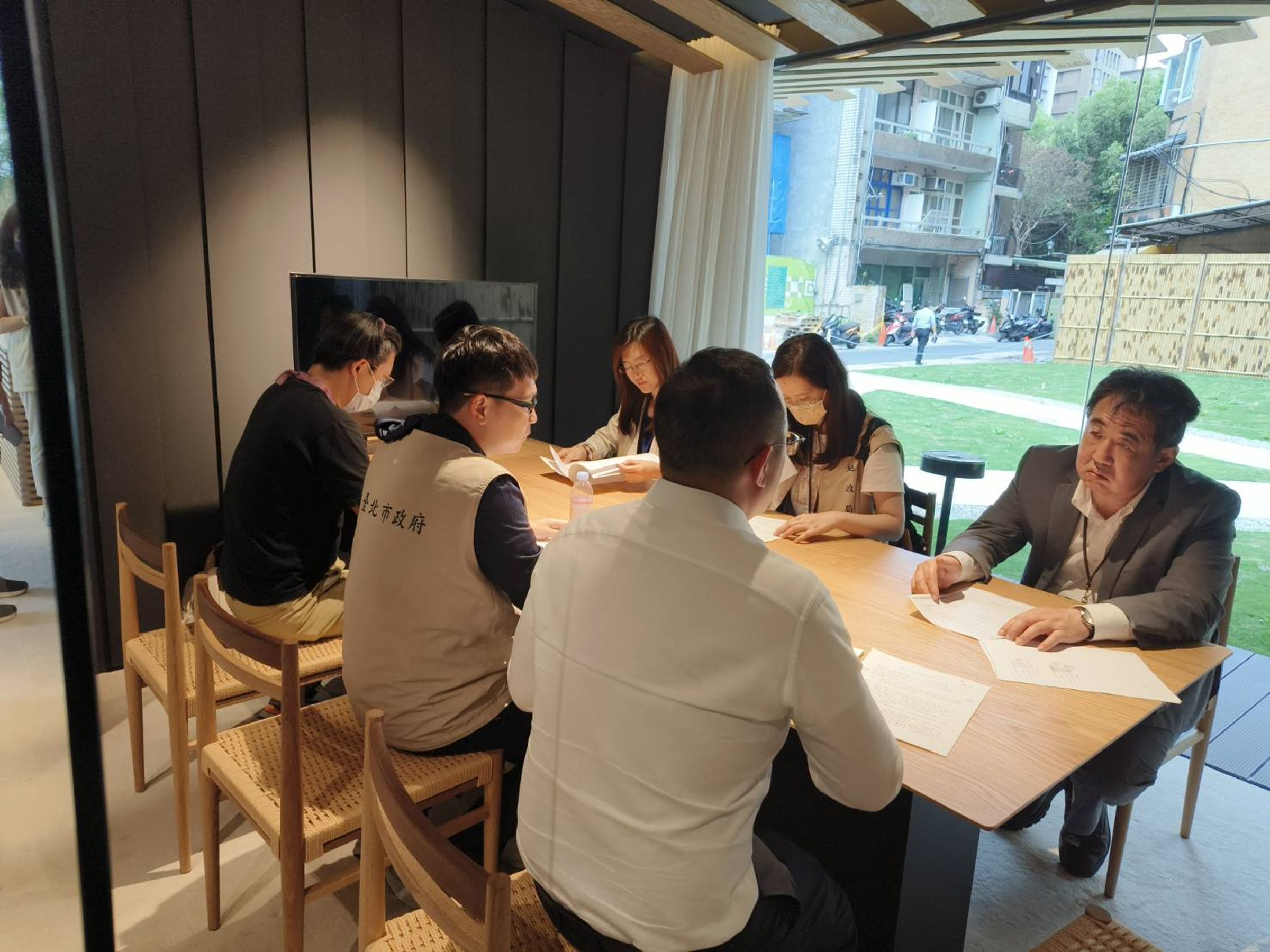 北市府預售屋聯合稽查小組3月28日至4月1日至建案現場進行業務稽查。(北市地政局提供)