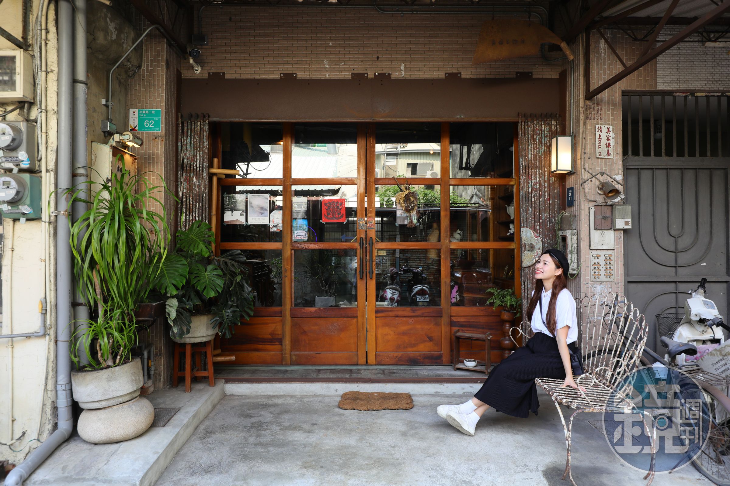 「鳥飛古物店」收藏各式古物，家具、書籍、擺飾到杯碗瓢盆通通有。
